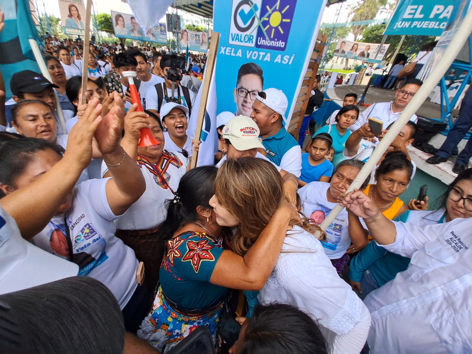 Zury Ríos, candidata presidencial de la coalición Valor-Unionista, se deja abrazar por simpatizantes. (Foto Prensa Libre: Mynor Toc)