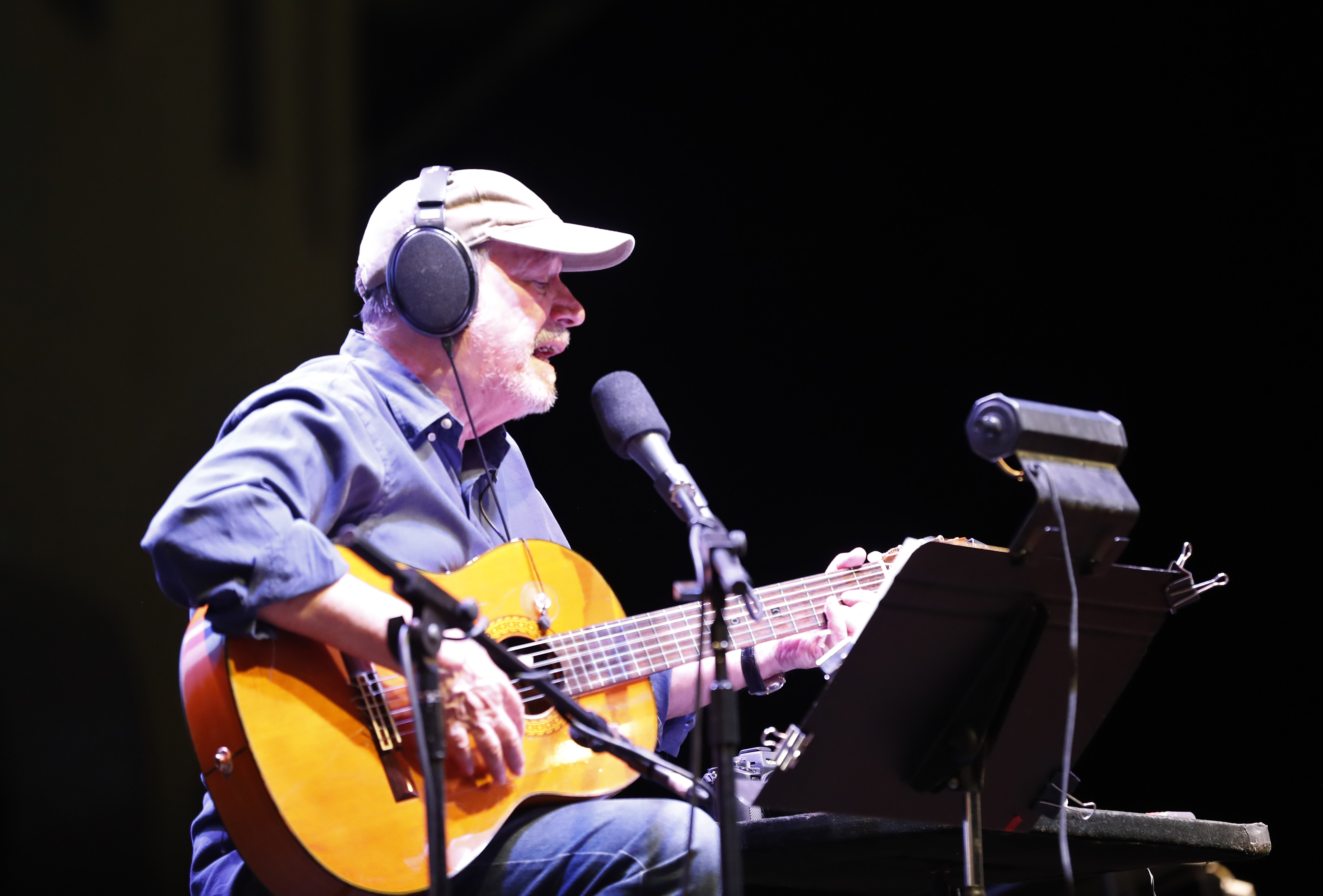 El cantautor cubano Silvio Rodríguez durante una de sus actuaciones en Cuba.   (Foto Prensa Libre: EFE)