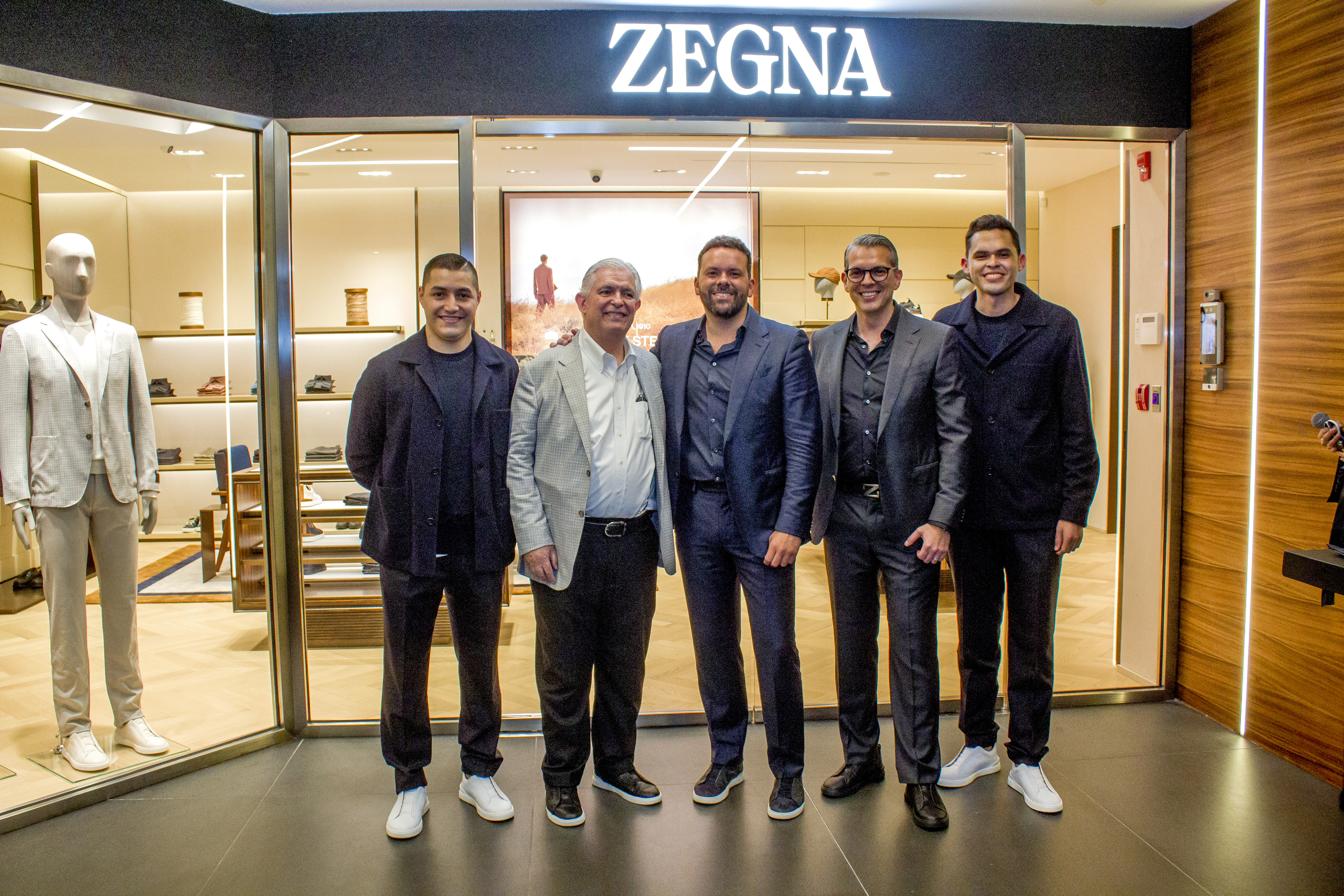 Jonatan Ochoa, Store Manager; Roberto Richard, gerente general; Sidney Marofa, director de Latinoamerica; Federico Richard; gerente comercial; y Andrés Mejía, Costumer Service ZEGNA. Foto Prensa Libre: Cortesía Gabriela Santisteban