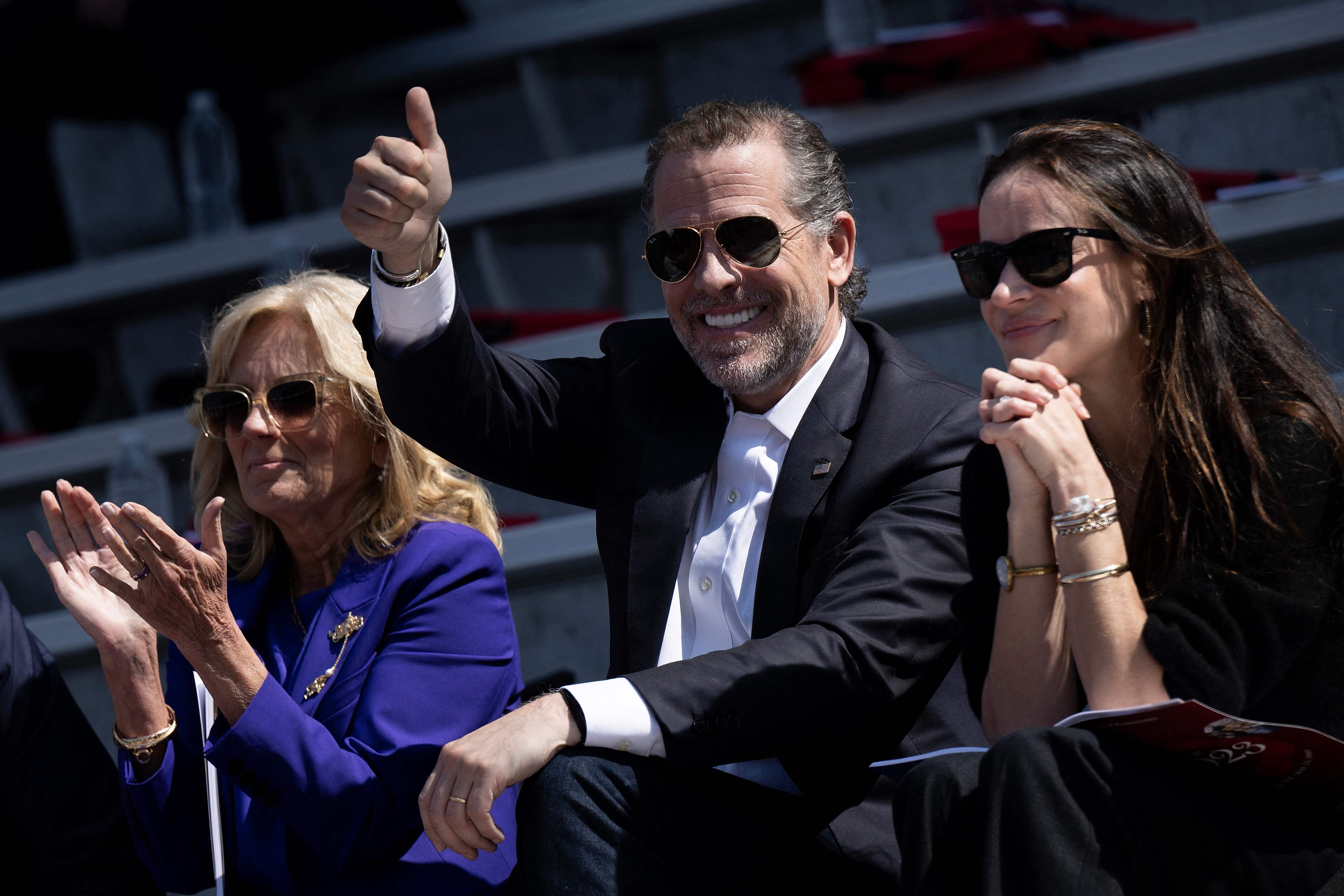 Fotografía de arvhico de la primea dama de Estados Unidos, Jill Biden, con sus hijos  Hunter Biden y Ashley Biden, el pasado 15 de mayo.  (Foto Prensa Libre: AFP)