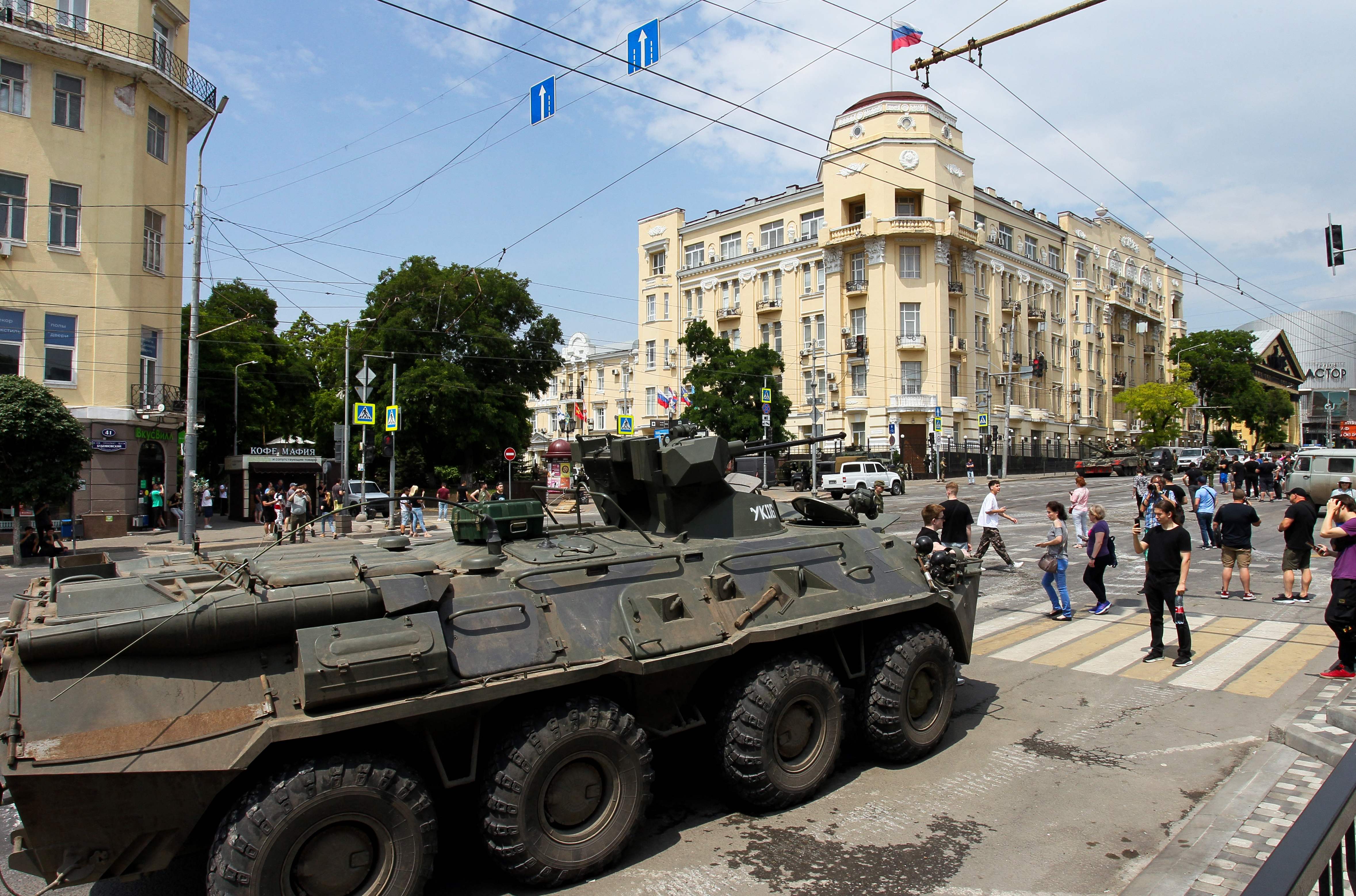 Personas observan un tanque en la ciudad de Rostov. El presidente ruso Vladimir Putin acusó de traición a el grupo Wagner y ofreció castigarlos. (Foto Prensa Libre: AFP)