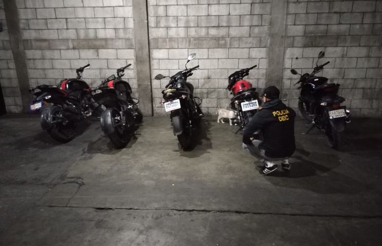 Capturan a dos hombres que resguardaban cinco motocicletas en la zona 3