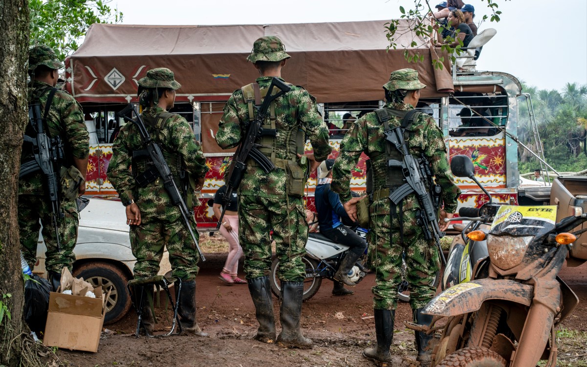 Disidentes de las FARC durante una reunión con aldeanos en el sur de Colombia, en abril. (Federico Rios/The New York Times)