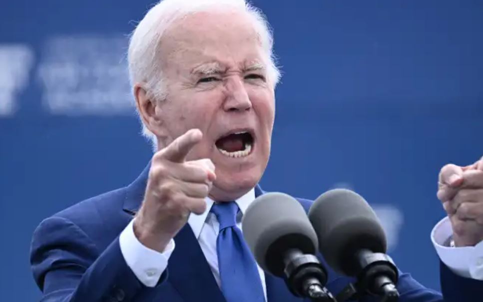 Video: Captan El Momento En Que El Presidente Joe Biden Se Tropieza Y ...