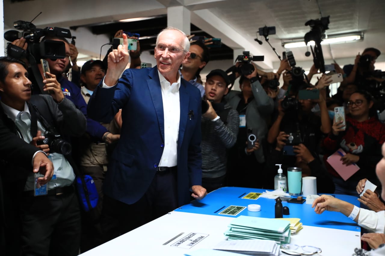 Edmond Mulet, candidato presidencial del partido Cabal, emite su voto. (Foto Prensa Libre: Carlos Hernández).