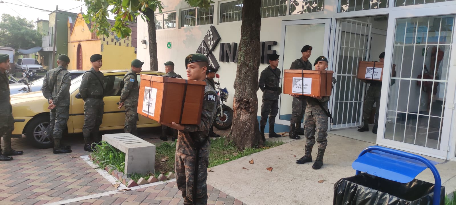 Restos humanos son trasladados hacia San Miguel Los Lotes, Escuintla, para un acto conmemorativo por el quinto aniversario de la erupción del Volcán de Fuego. (Foto Prensa Libre: Carlos E. Paredes)