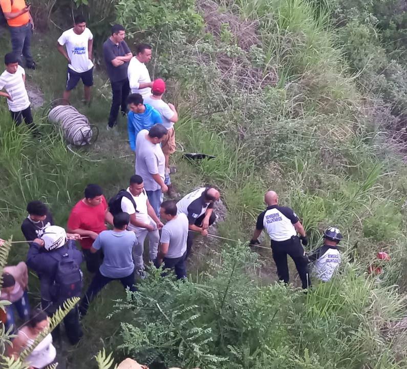 Bomberos Voluntarios Rescatan A Personas Que Cayeron En Un Barranco ...