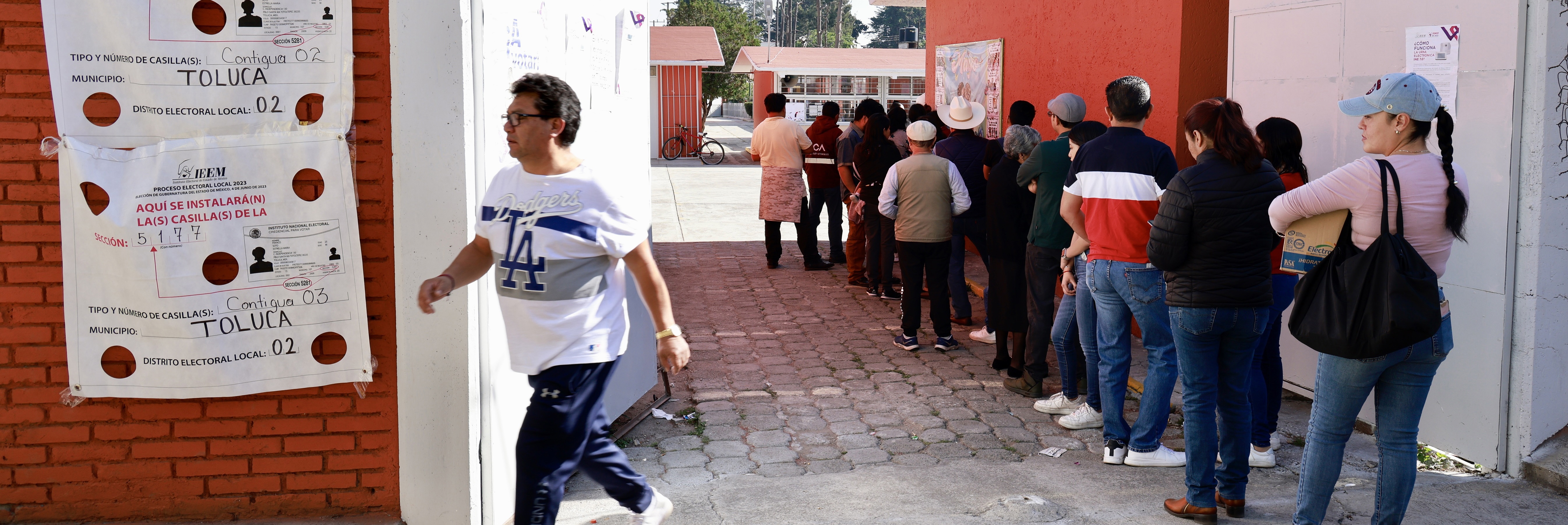 MEX6852. TOLUCA (MÉXICO), 04/06/2023.- Ciudadanos acuden a votar a un centro electoral para las elecciones estatales hoy, en Toluca, estado de México (México). México celebra este domingo elecciones en los estado de Coahuila y Estado de México, pero los comicios en este último estado, el más poblado del país con 17 millones de habitantes, resultan una pieza de alto valor en el tablero político mexicano. Entre ambos estados están llamados a votar casi 15 millones de votantes, 2,3 millones en Coahuila y 12,5 millones en el Estado de México, el cual si bien es importante en cuanto a representatividad poblacional, resulta vital por el control de recursos y peso político. EFE/ Felipe Gutiérrez