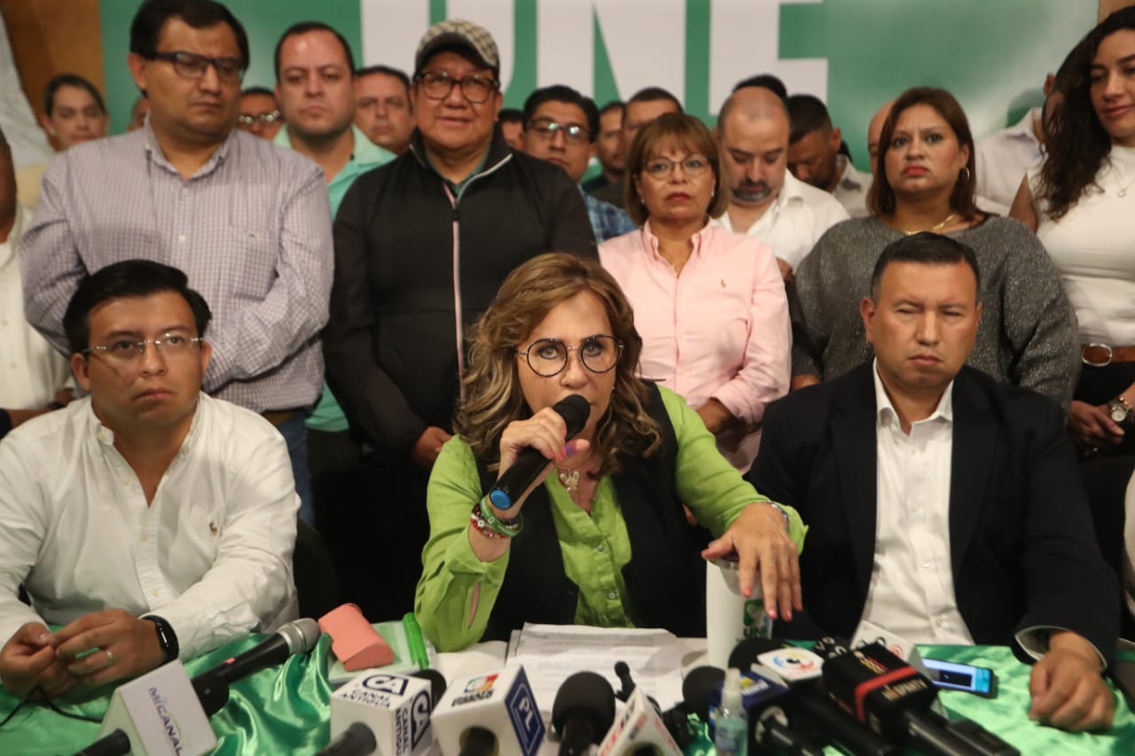 Sandra Torres convocó a una conferencia de prensa en la que arremetió contra el candidato de Semilla Bernardo Arévalo. (Foto Prensa Libre: Esbin García)