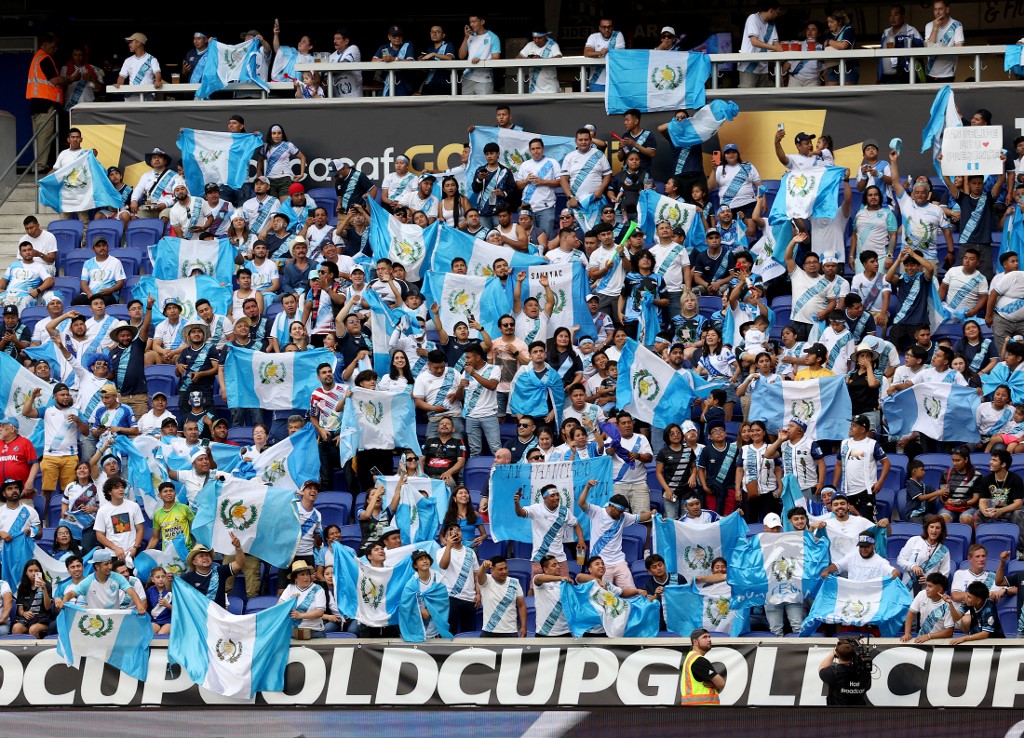 Aficionados de Guatemala durante un partido en la Copa Oro 2023.