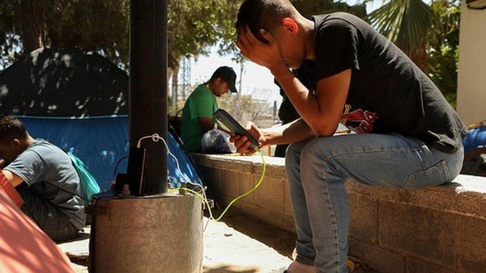 Mucha de la información que reciben los migrantes llega a través de las redes sociales. GETTY IMAGES