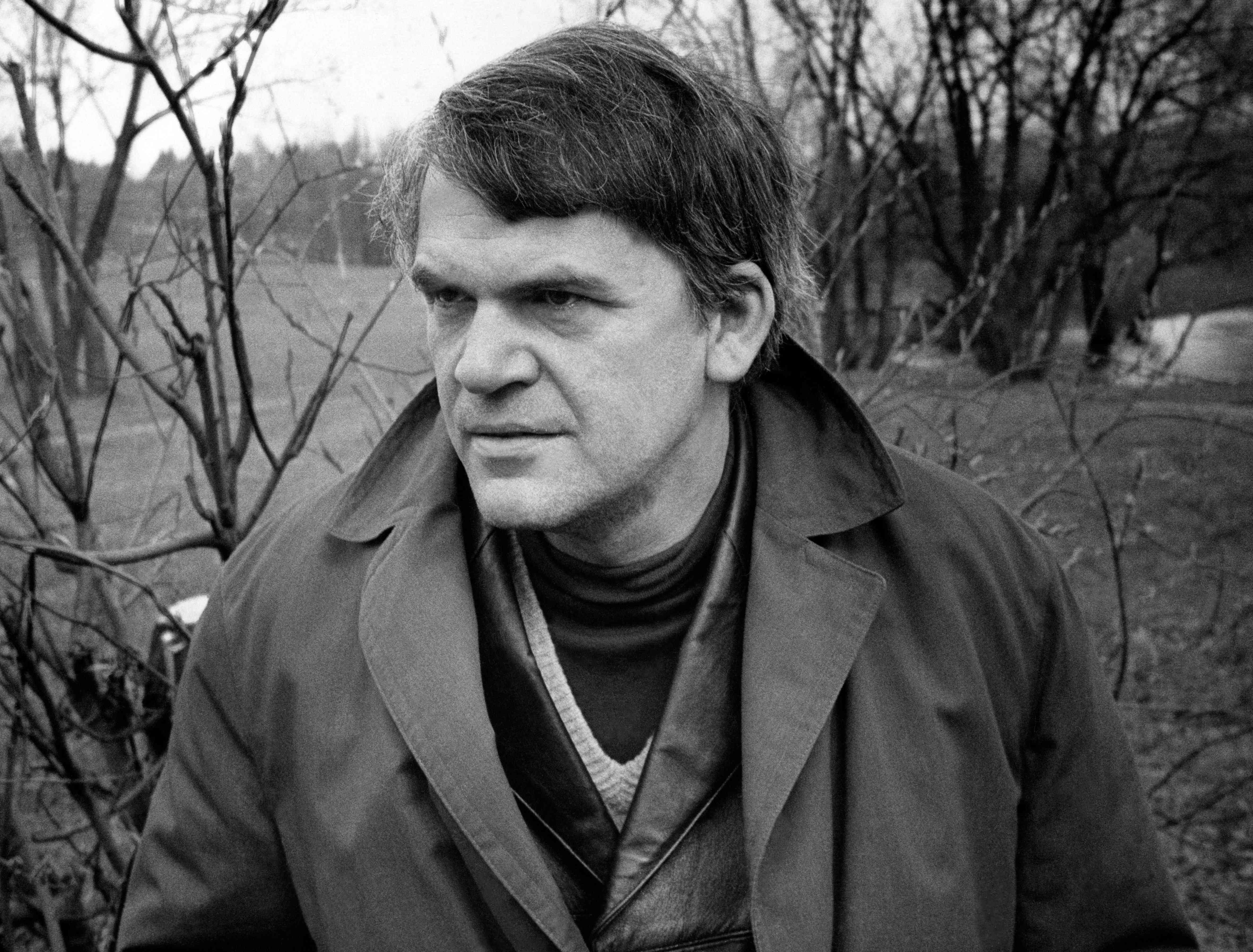 El escritor checo Milan Kundera, autor de "La insoportable levedad del ser", murió a los 94 años. Foto Prensa Libre: AFP)