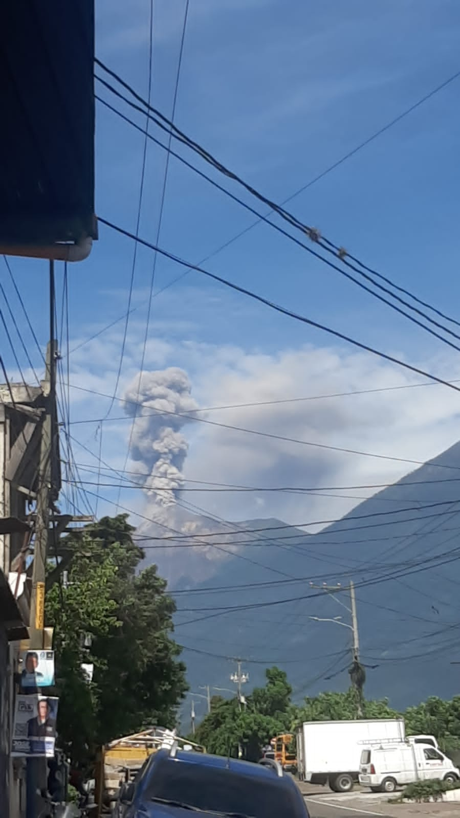 El Volcán de Fuego registra incremento de actividad este viernes 7 de julio. (Foto Prensa Libre: Bomberos Voluntarios)