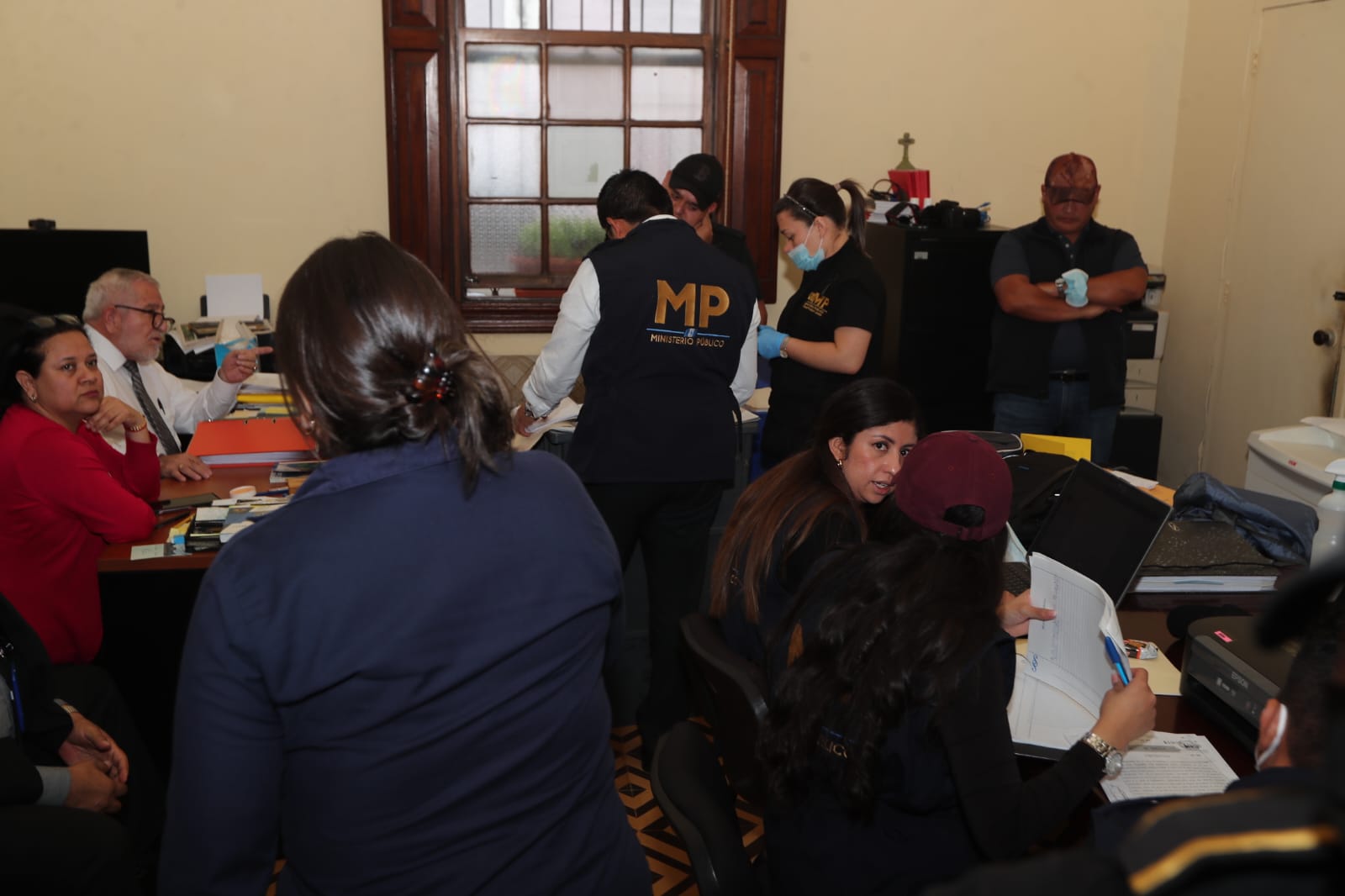 El MP realizando allanamientos en la sede del Registro de Ciudadanos del TSE. (Foto Prensa Libre: Elmer Vargas) 