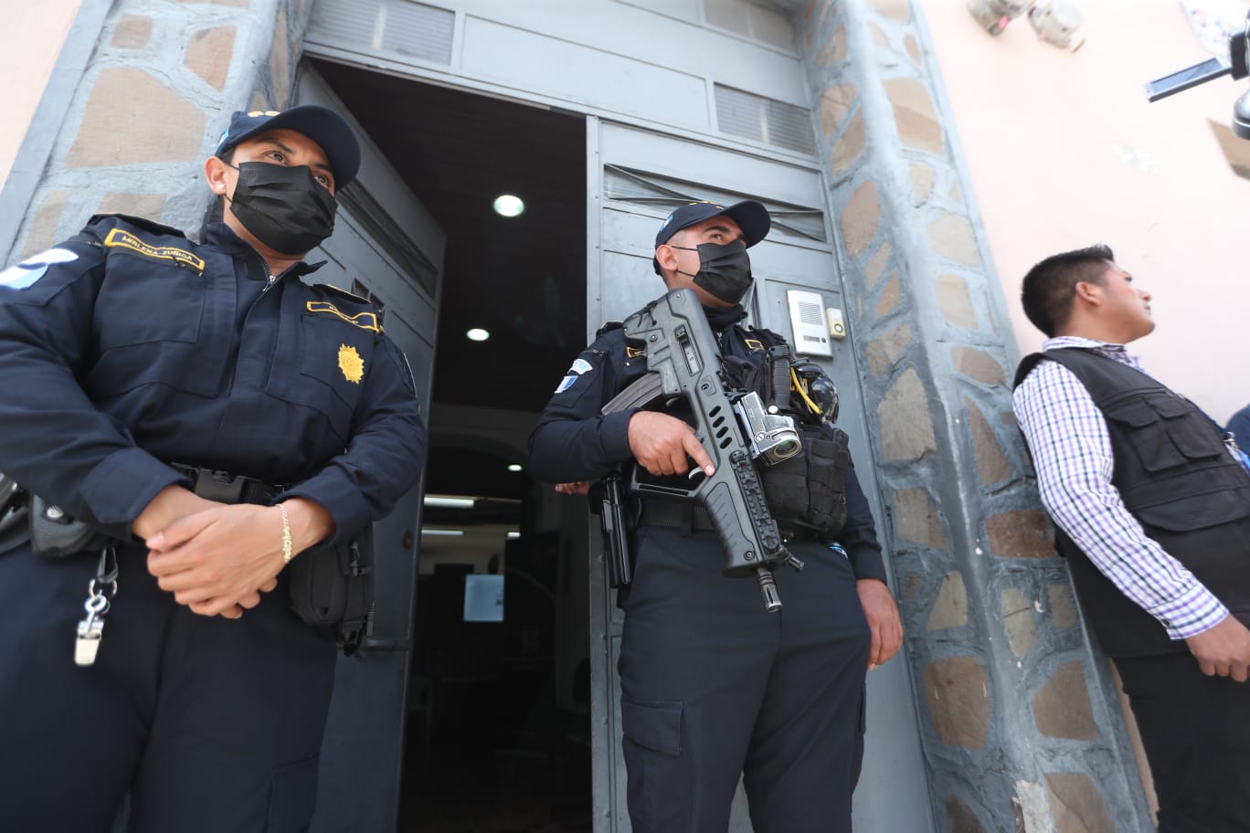 Agentes de la PNC custodian el ingreso al Registro de Ciudadanos mientras el MP allana las instalaciones.(Foto Prensa Libre: Esbin García)