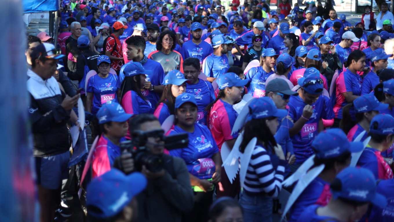 Decenas de personas participan en la carrera de Fundecán enfocada en luchar contra el cáncer de mama. Fotografía: Prensa Libre (Esbin García).