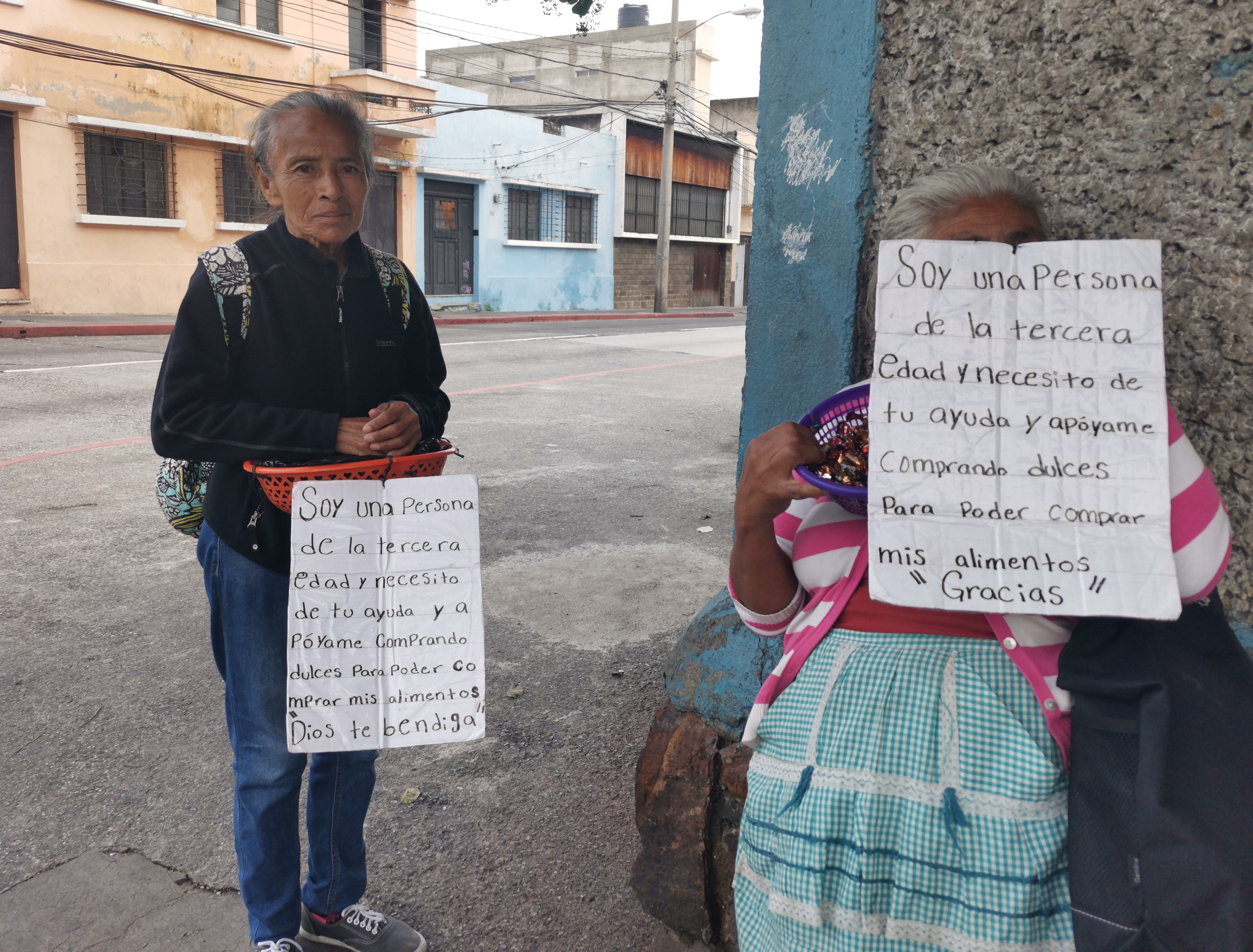 Lidia Ardón y María Marta intentan ganarse la vida en la esquina de la 2a. avenida y 11 calle de la zona 1. Ambas dicen que con la llegada de la pandemia las despidieron de las casas en las que  trabajaban, haciendo oficios domésticos. (Foto Prensa Libre: Sergio Morales)