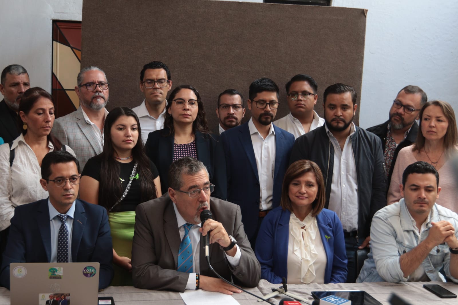 Bernardo Arévalo y Karin Herrera, binomio presidencial de Movimiento Semilla, en una reciente conferencia de prensa en la que señalaron que hay persecución política contra la organización política. (Foto Prensa Libre: Esbin García)