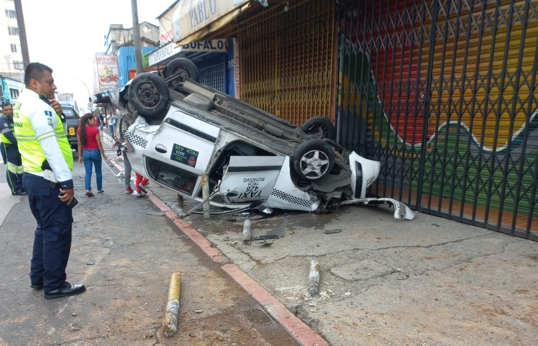 El accidente de tránsito terminó con un taxista herido. (Foto Prensa Libre: Bomberos Municipales) 