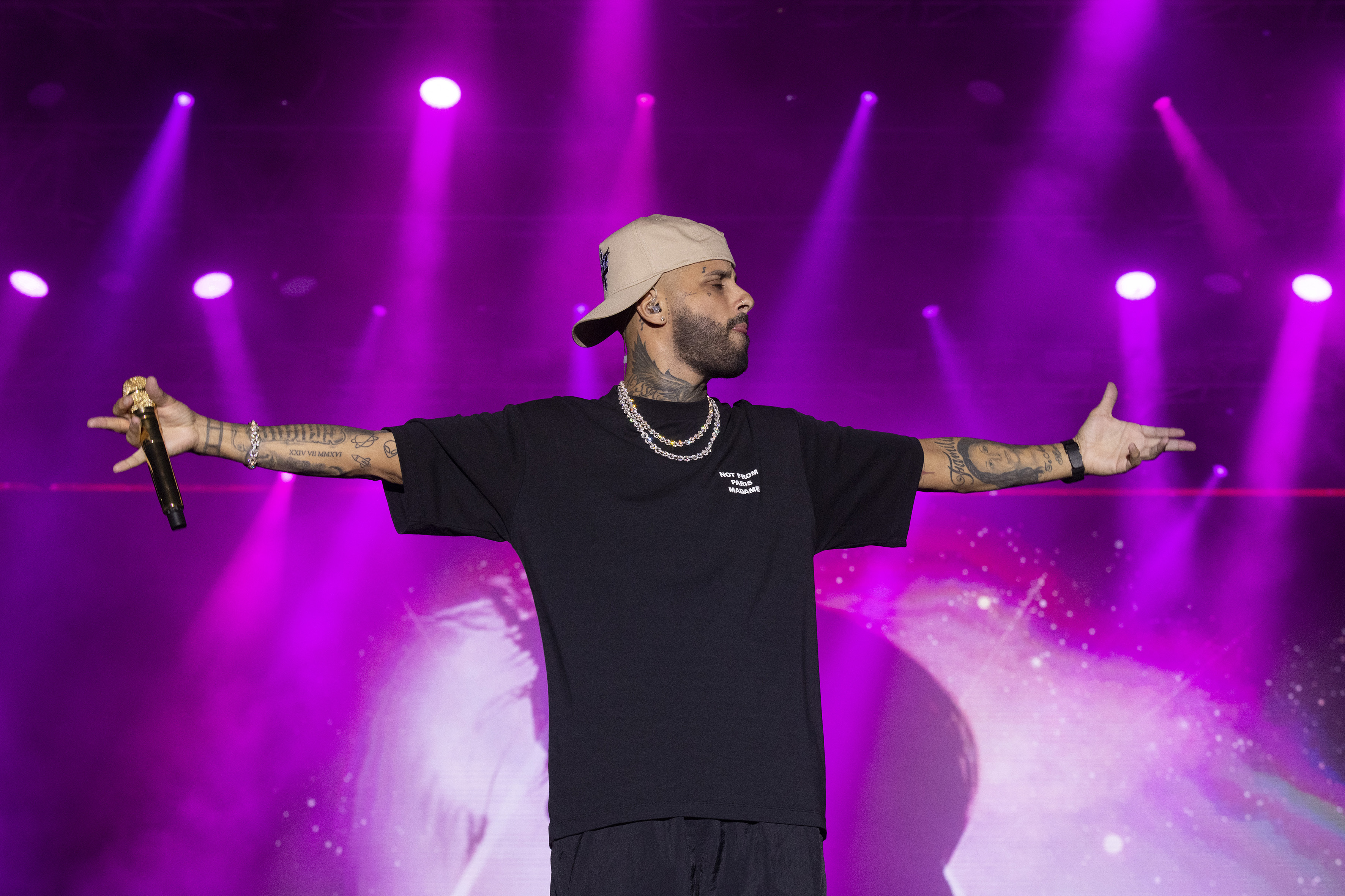 Nicky Jam manifestó su apoyo a Donald Trump en un mitin donde el candidato republicano lo confundió con una mujer. (Foto Prensa Libre: EFE)