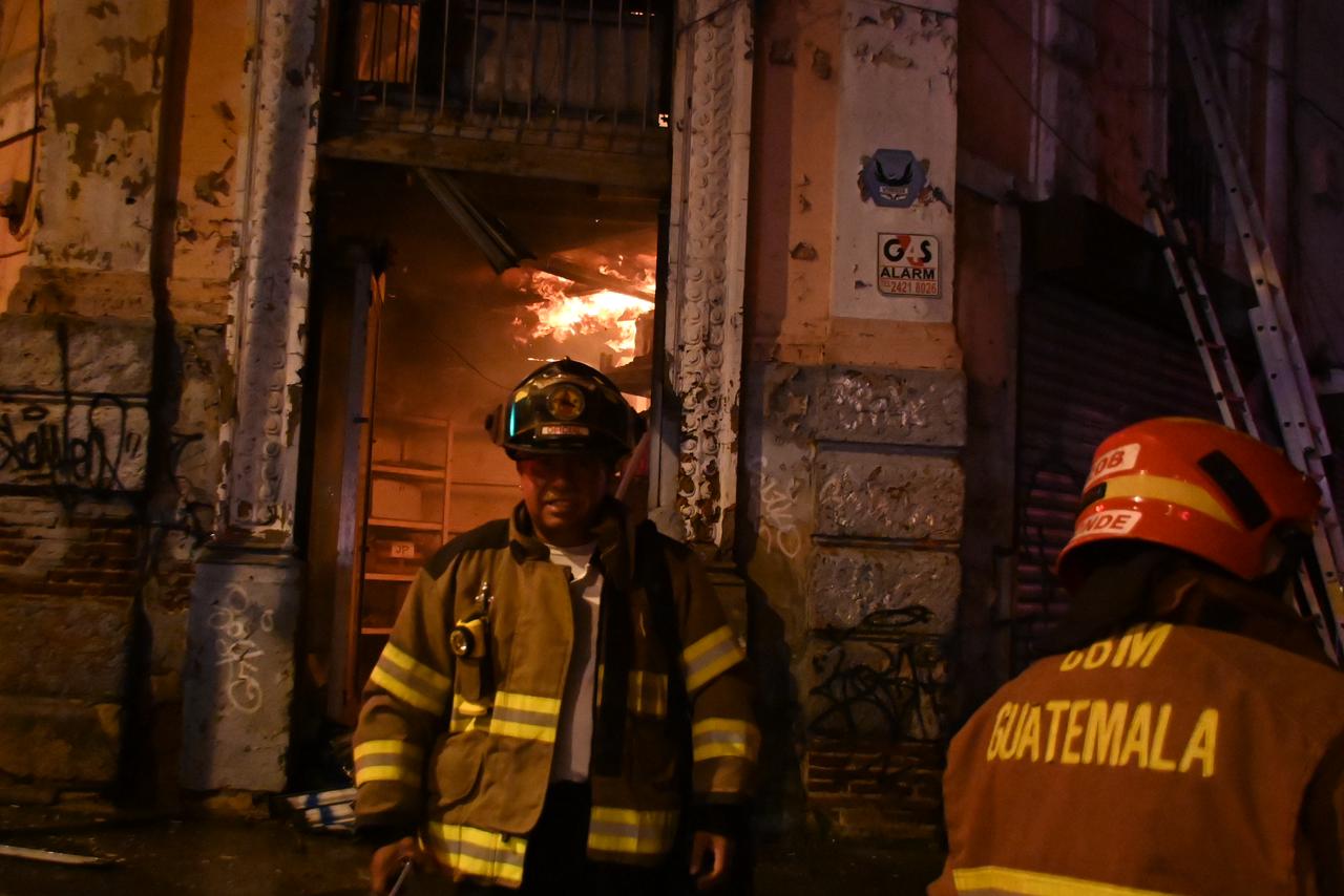 Socorristas combaten incendio en bodega de la zona 1 capitalina. (Foto Prensa Libre: Bomberos  Municipales y Bomberos Voluntarios)