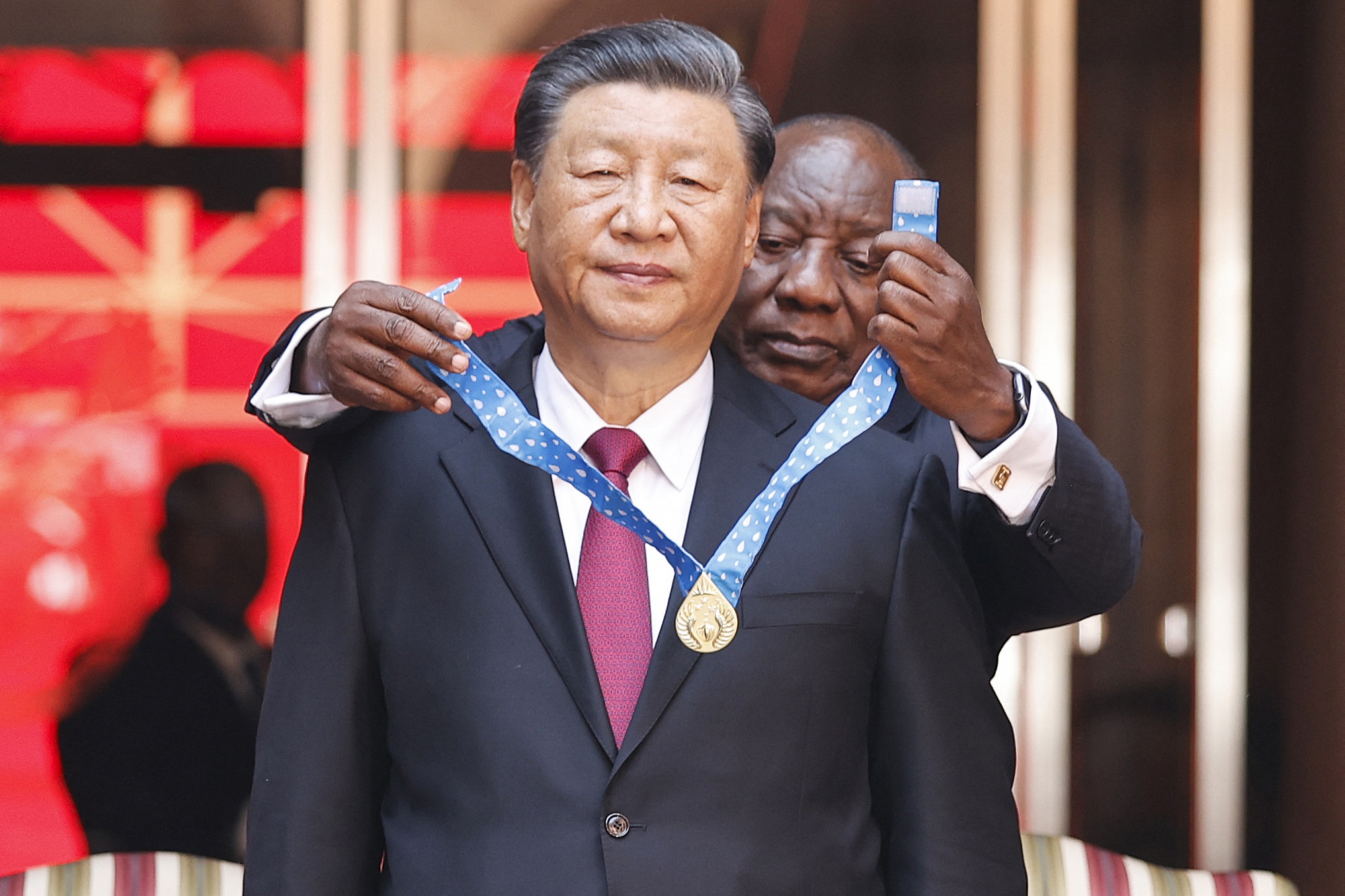 El presidente chino, Xi Jinping, recibe una condecoración de su par sudafricano Cyril Ramaphosa. China se ha extendido ampliamente en el continente africano. (Foto Prensa Libre: AFP)
