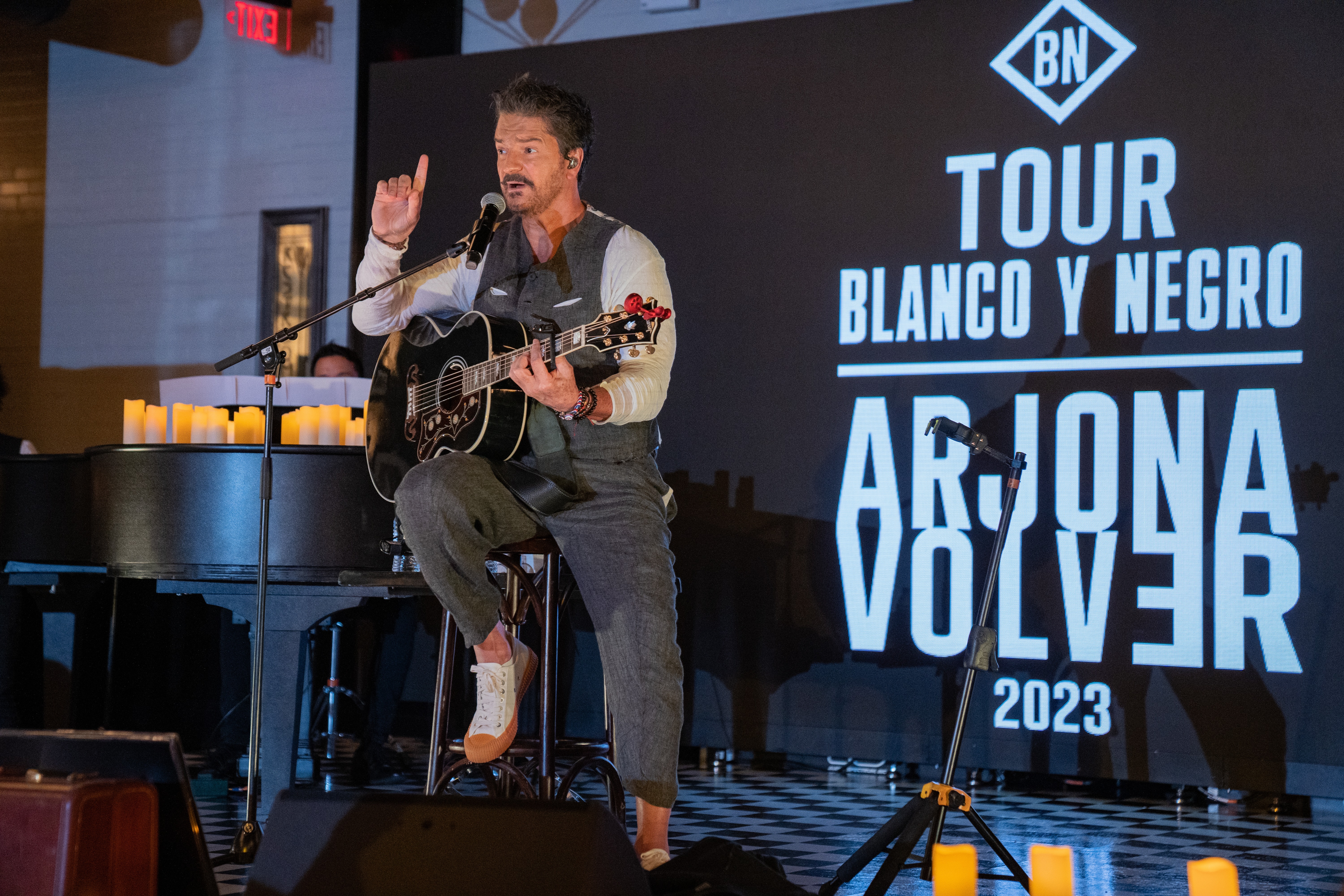 Decibeles - Ricardo Arjona presenta su nuevo álbum a Blanco y Negro