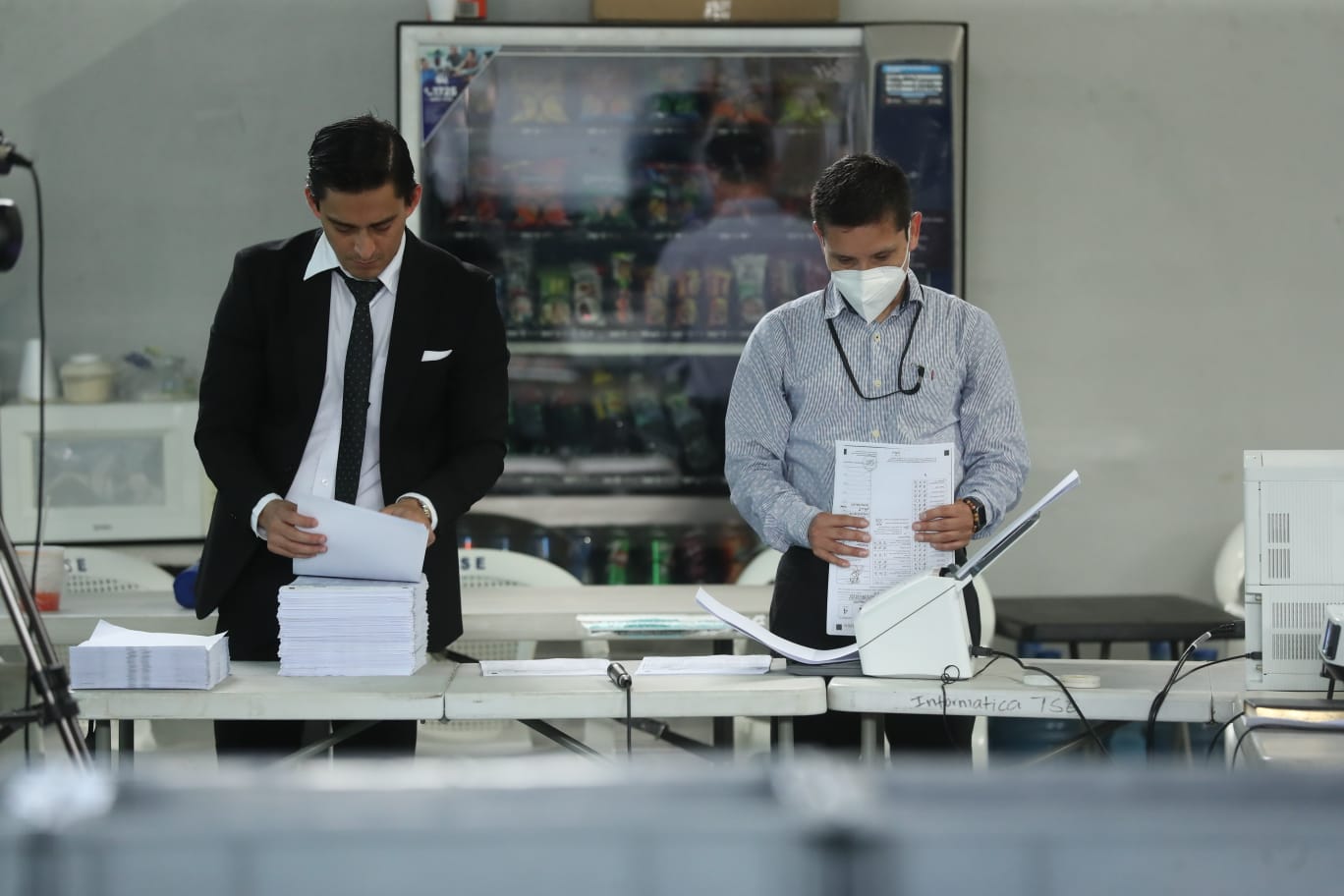 El Ministerio Público llevó a cabo una diligencia en el  Centro Tecnológico y de Equipamiento del Tribunal Supremo Electoral (TSE)  para extraer los resultados de los comicios celebrados el pasado 25 de junio. (Foto Prensa Libre:  Esbin García)