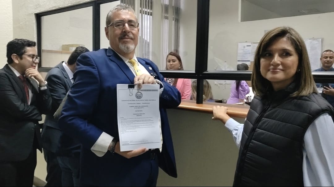 El binomio presidencial del Movimiento Semilla ha presentado varis acciones legales, con las que buscan ponerle fin a las acciones legales que ha emprendido el Ministerio Público (MP) luego de que pasaran a segunda vuelta electoral. (Foto Prensa Libre: María José Bonilla)