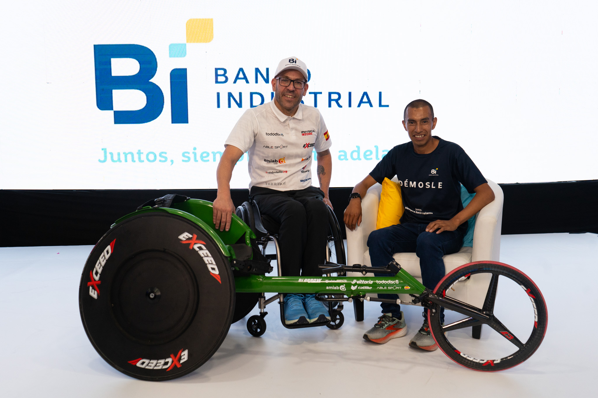 El atleta paralímpico español, Rafael Botello, posa junto al maratonista guatemalteco, Alberto González. Foto Prensa Libre: Cortesía