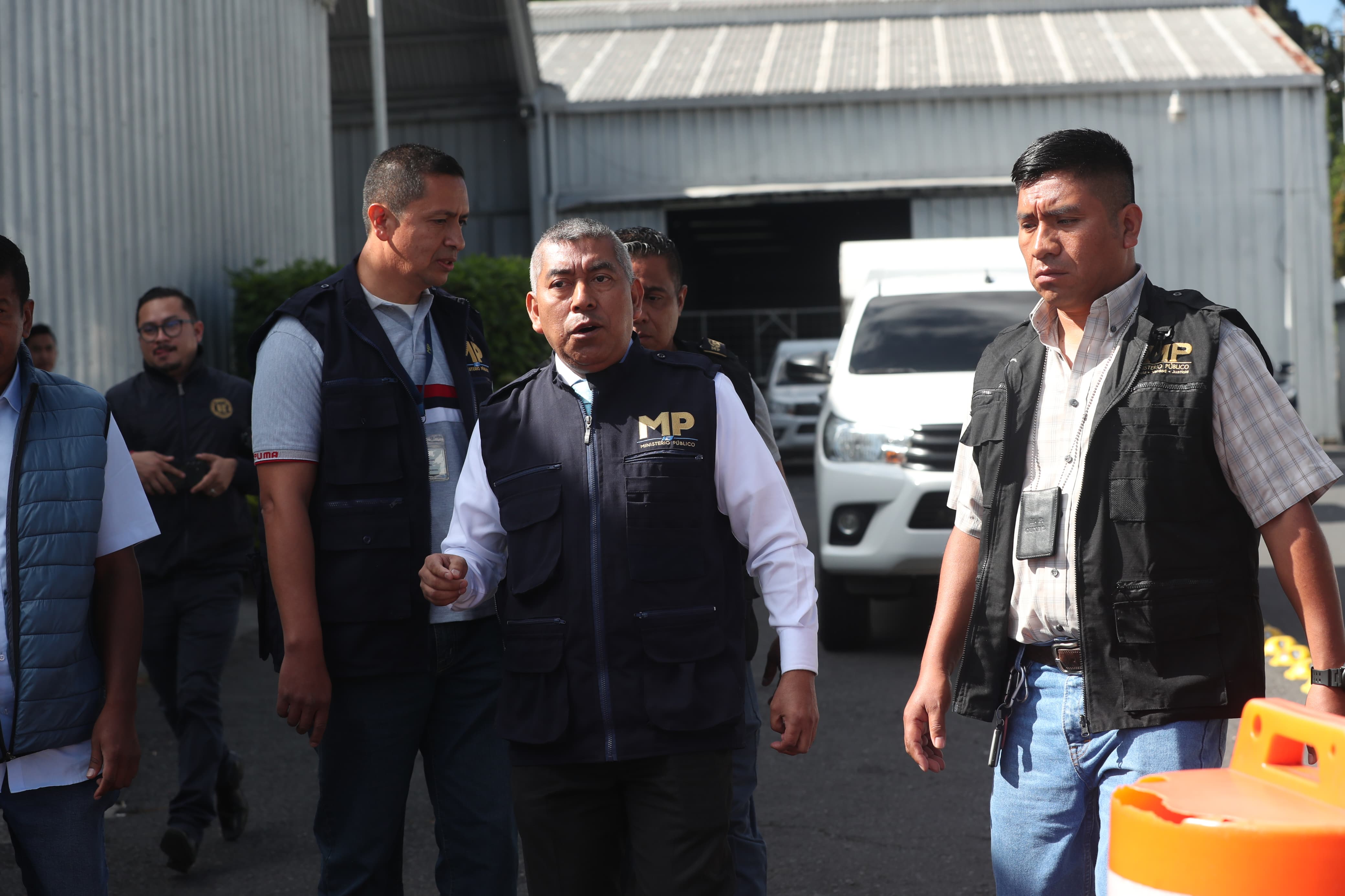 Rafael Curruchiche, jefe de la Feci llega al allanamiento en el Parque de la Industria. (Foto Prensa Libre: Erick Ávila)