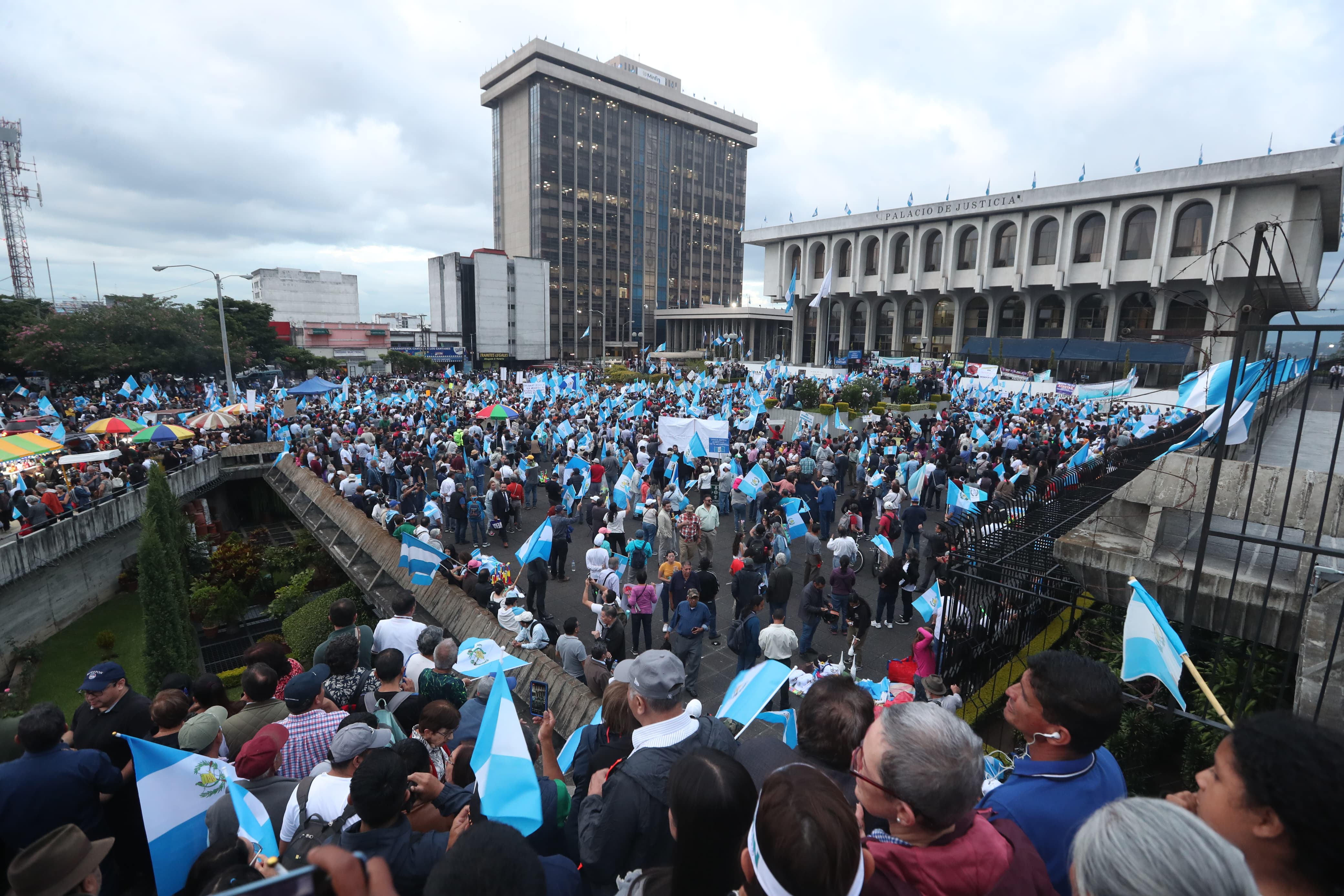 Personas reunidas en apoyo al binomio electo'