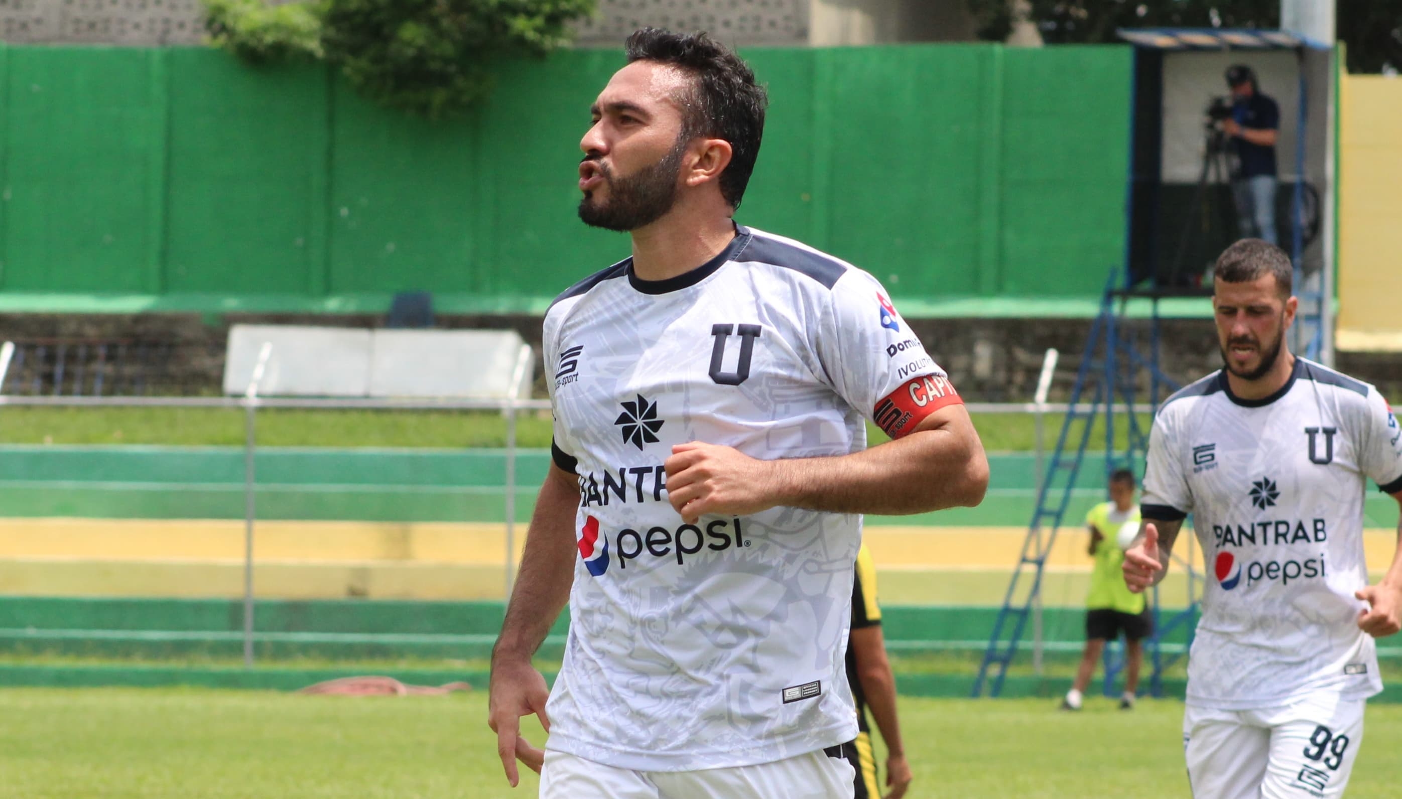 Carlos Kamiani celebra un gol con Universidad