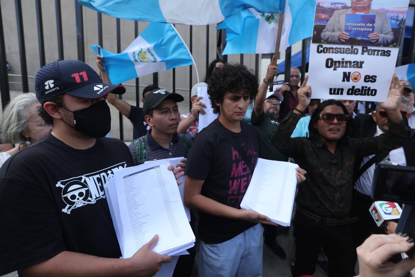 Guatemaltecos exigen la renuncia de la fiscal general Consuelo Porras, Rafael Curruchiche y Cinthia Monterroso. (Foto Prensa Libre: Esbin García)