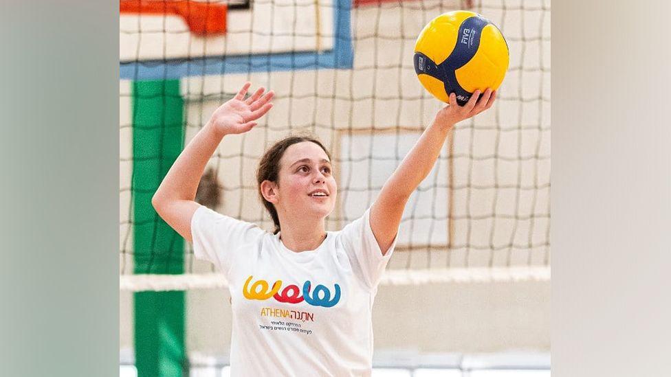 Maayan Idan era una entusiasta jugadora de voleibol y había cumplido 18 años pocos días antes de que su familia fuera atacada por Hamás. (FOTO FAMILIAR)