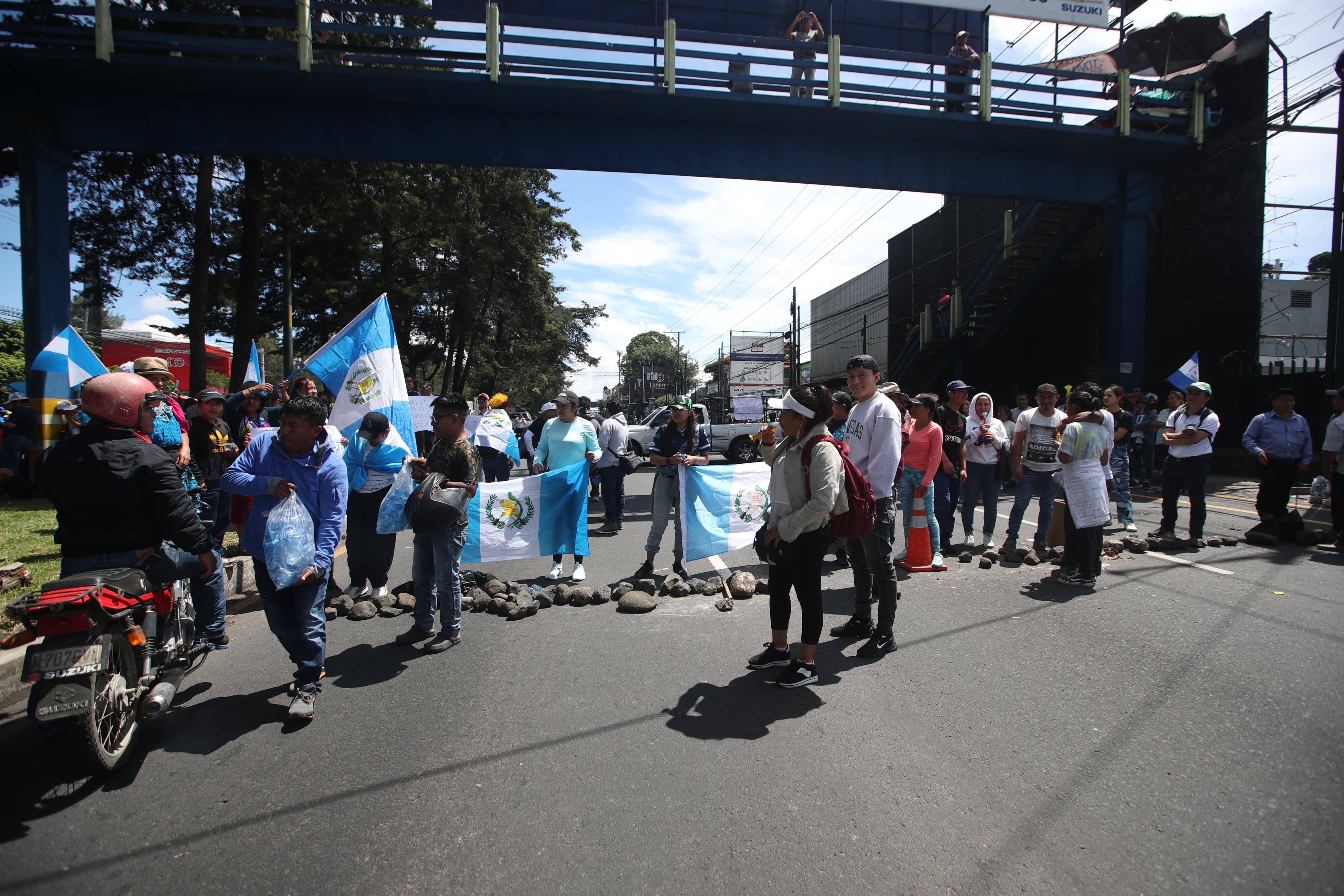 Decenas de guatemaltecos protestan contra las acciones del Ministerio Público y exigen la renuncia de la fiscal general, Consuelo Porras. (Foto Prensa Libre: María José Bonilla)