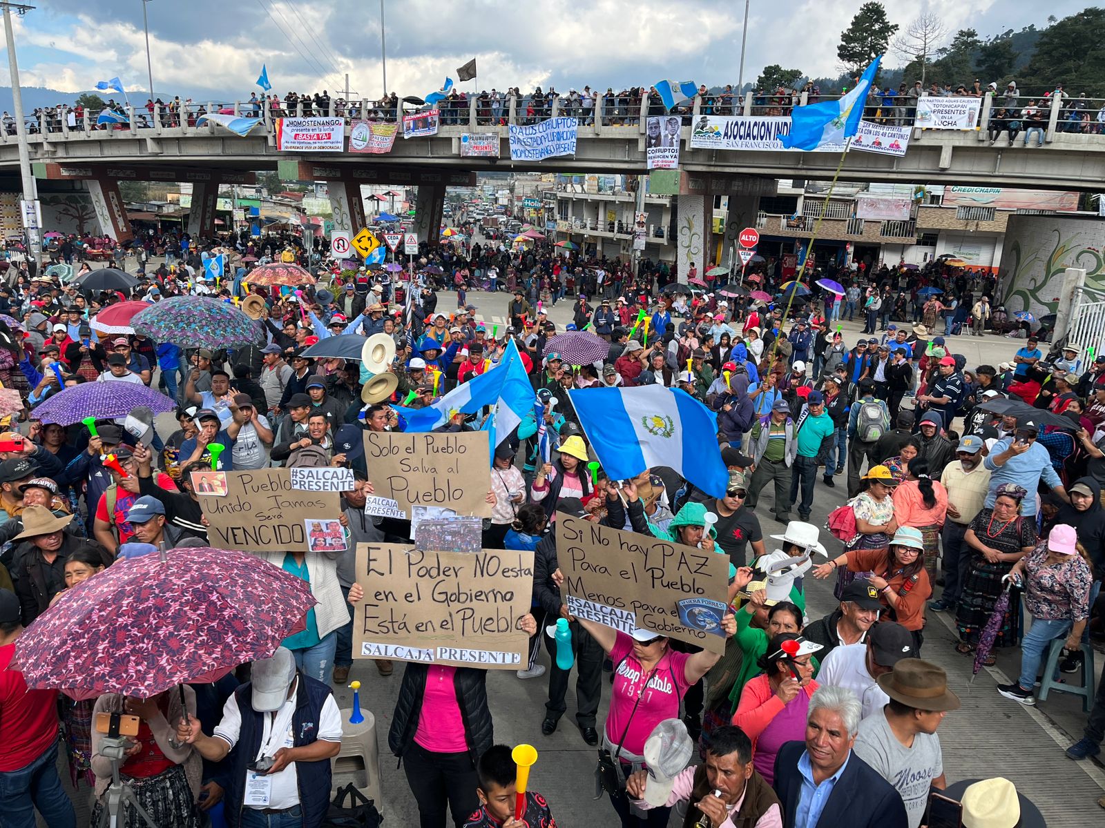 Las acciones legales contra el Movimiento Semilla, del presidente electo Bernardo Arévalo, han desatado protestas y bloqueos, pues sectores las consideran un ataque contra la democracia de Guatemala. (Foto Prensa Libre: Mynor Toc) 