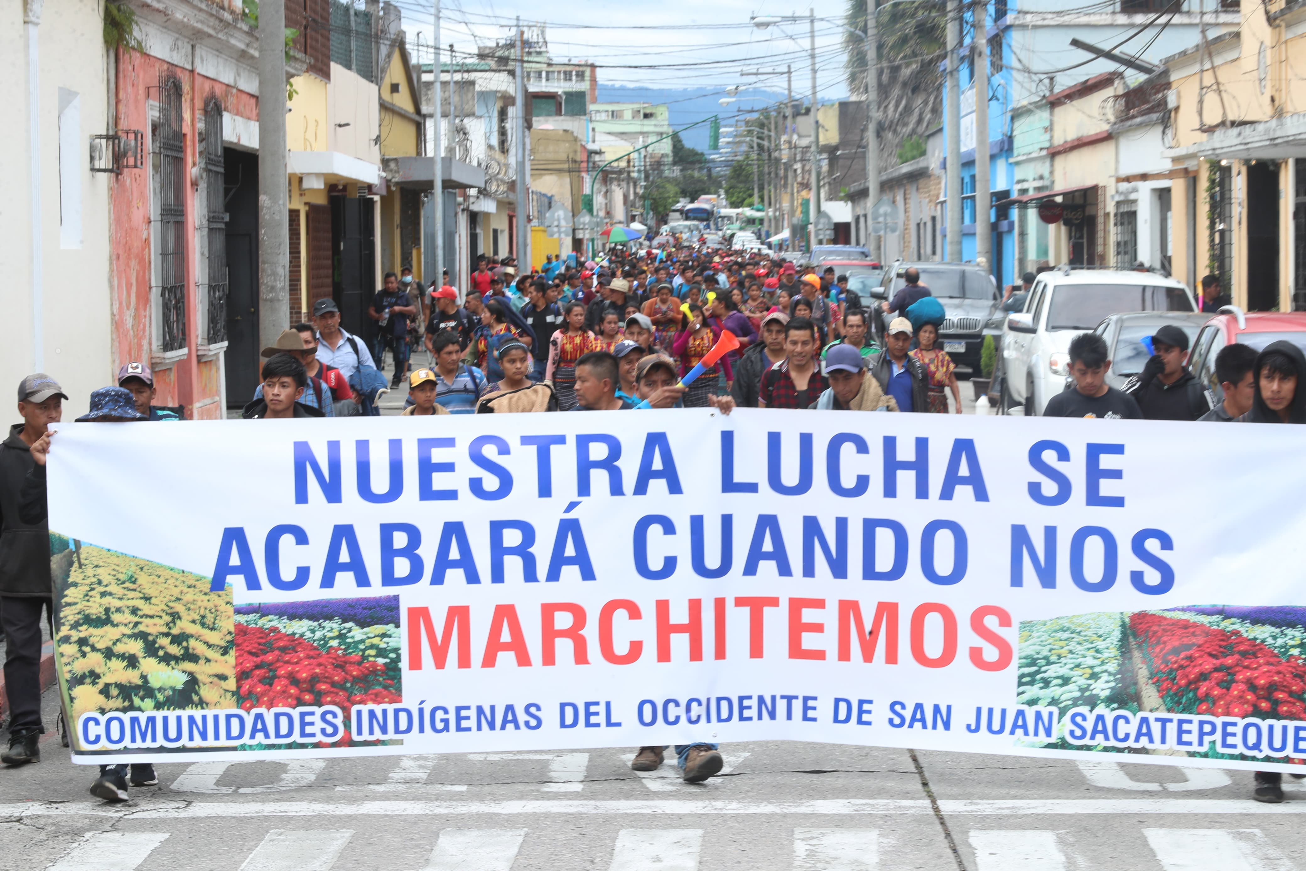 Pobladores de San Juan Sacatepéquez se sumaron a las protestas de inquilinos de varios mercados frente a la sede central del MP, en la zona 1 de la capital. (Foto Prensa Libre: Esbin García)