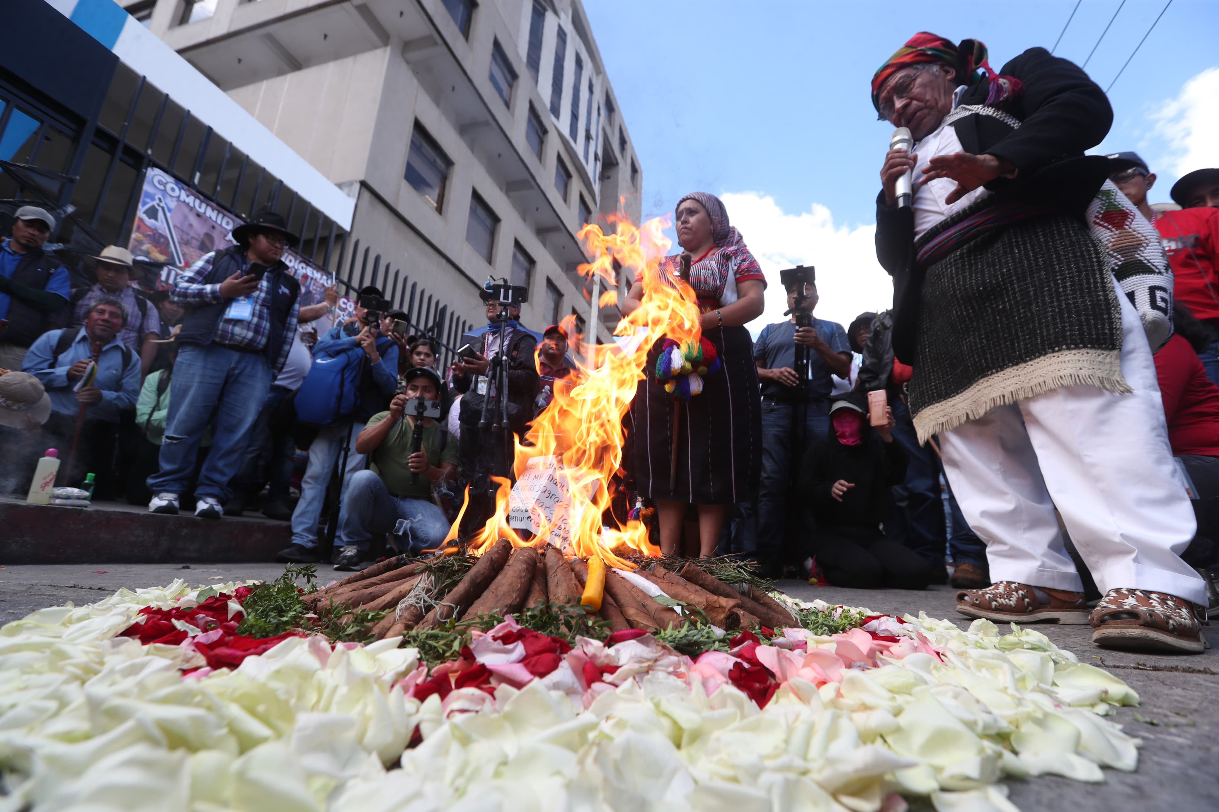 Decenas de personas protestan frente al MP y exigen la renuncia de la fiscal general Consuelo Porras, a quien señalan de fraguar un golpe de Estado. Líderes indígenas celebran ceremonias mayas frente a la Fiscalía. (Foto Prensa Libre: Érick Ávila Solís) 