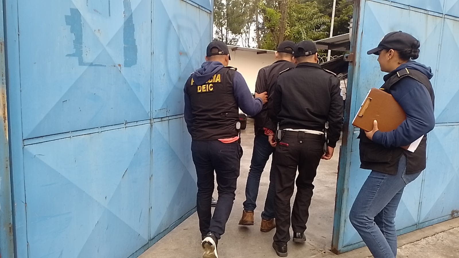 Agentes de la PNC trasladan a un juzgado al sospechoso de haber golpeado a una mujer y cuyo caso fue expuesto en redes sociales. (Foto Prensa Libre: PNC)