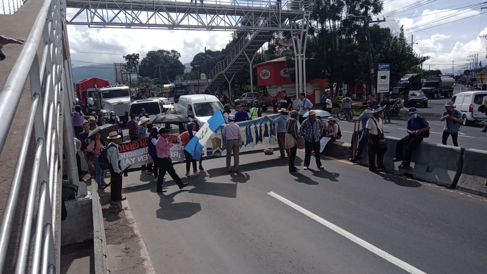 El paso de vehículos está bloqueado en el km 49 de la ruta Interamericana este martes 3 de octubre, así como en otros 16 puntos del país. (Foto Prensa Libre: Víctor Chamalé)