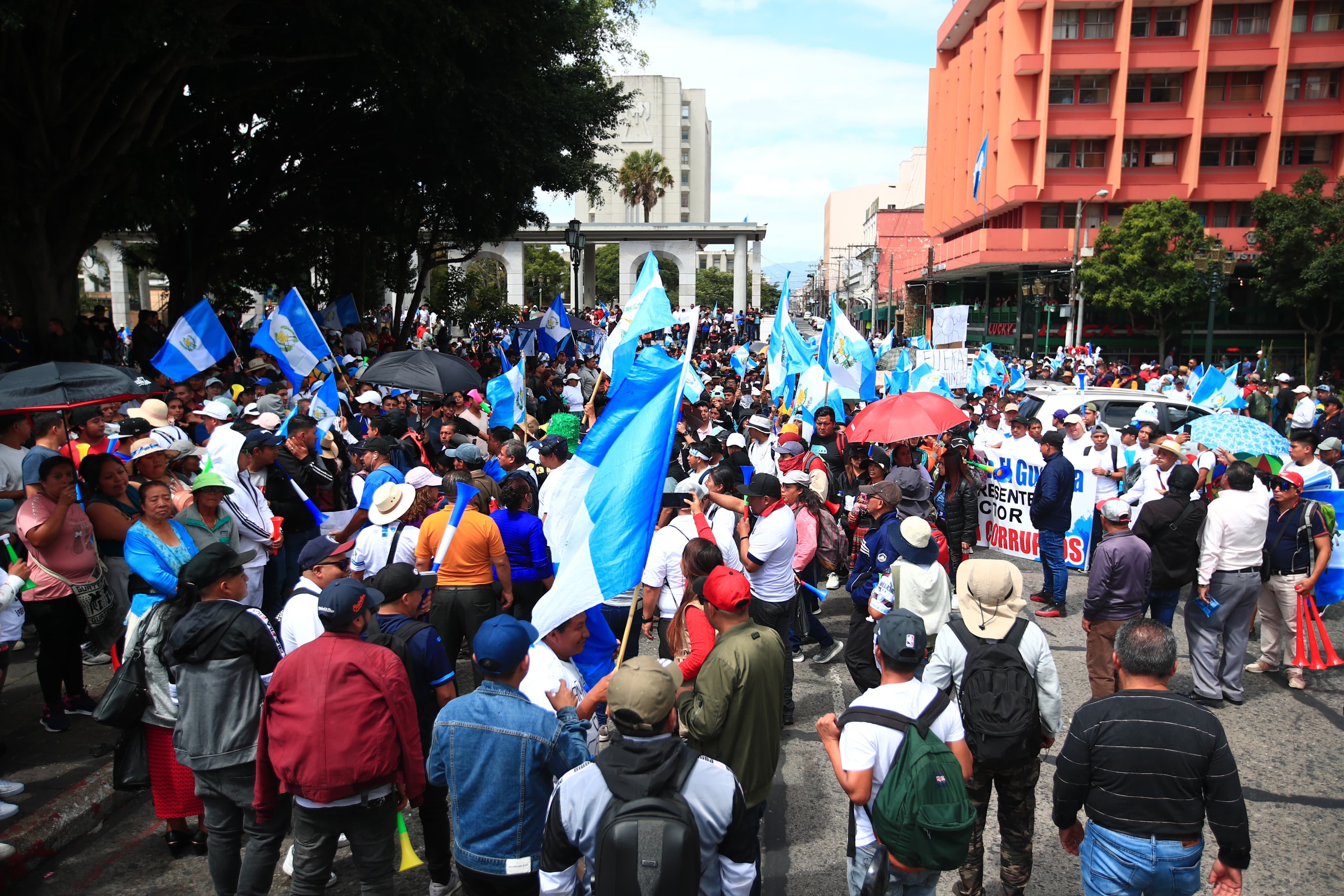 Guatemaltecos que representan distintos sectores se manifiestan este 18 de otubre de 2023 en la capital. (Foto Prensa Libre: María José Bonilla) 