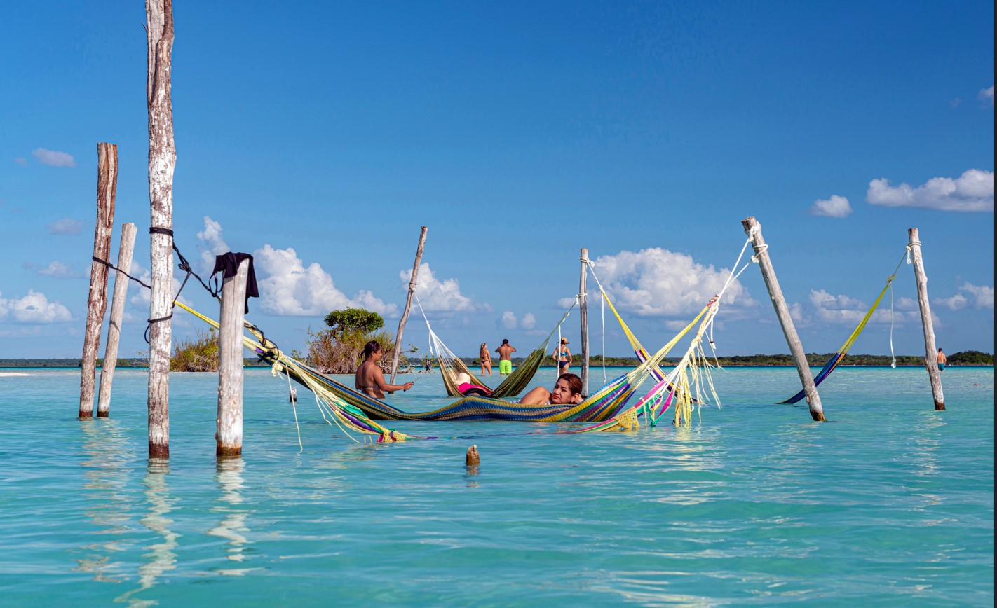 Hamacas para recostarse en Azul Nomeolvides, un hotel a la orilla de la laguna de Bacalar, México, 2 de diciembre de 2019. (Adrian Wilson/The New York Times)