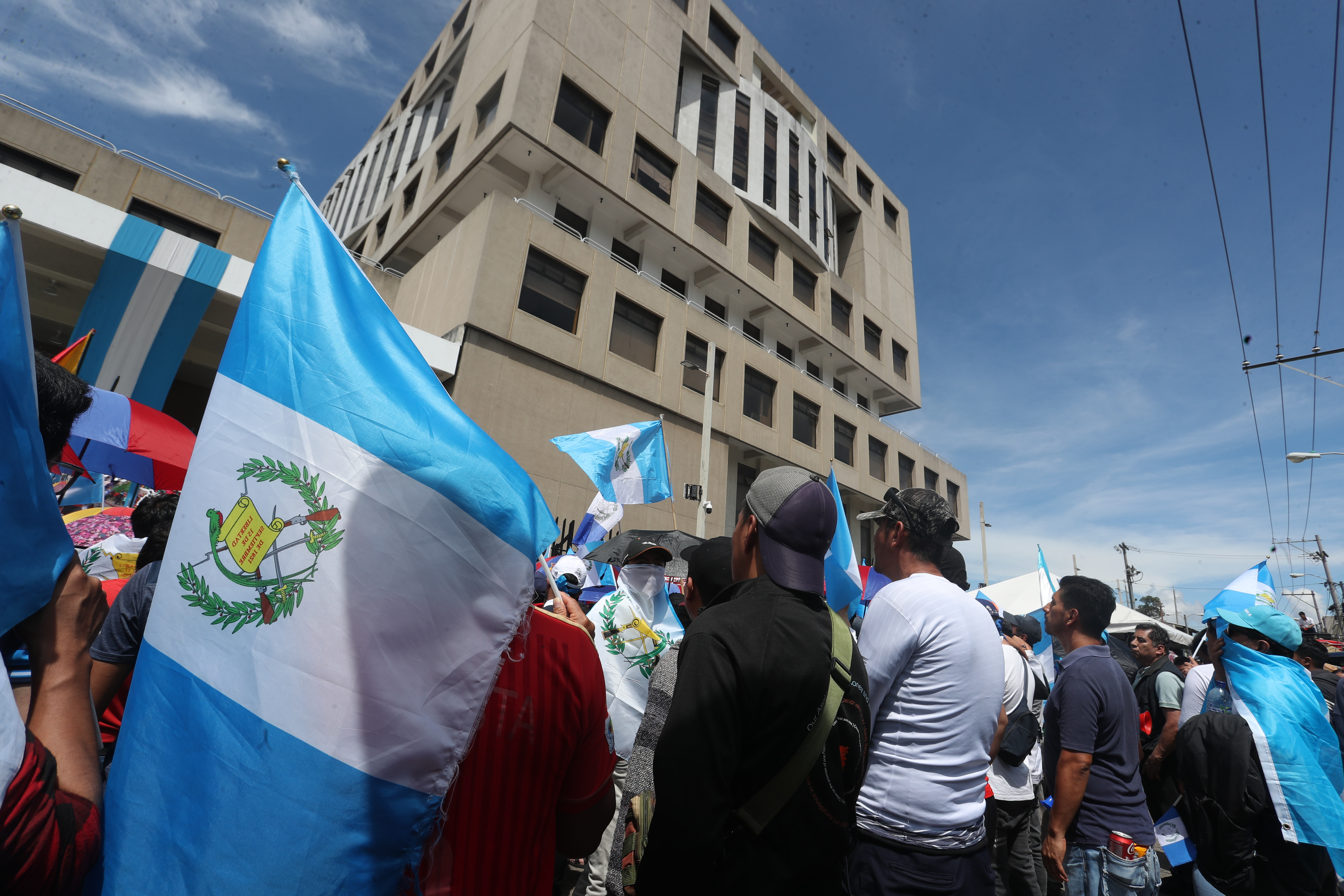 Manifestantes frente al Ministerio Público, en el barrio Gerona, protestan contra la fiscal general Consuelo Porras. (Foto Prensa Libre: Juan Diego González)