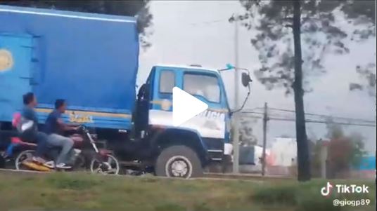 Un video compartido en redes sociales muestras a dos camiones de la PNC que habrían sido secuestrados por manifestantes. (Foto Prensa Libre: Captura de pantalla tomada de la cuenta de TikToc giogp89)