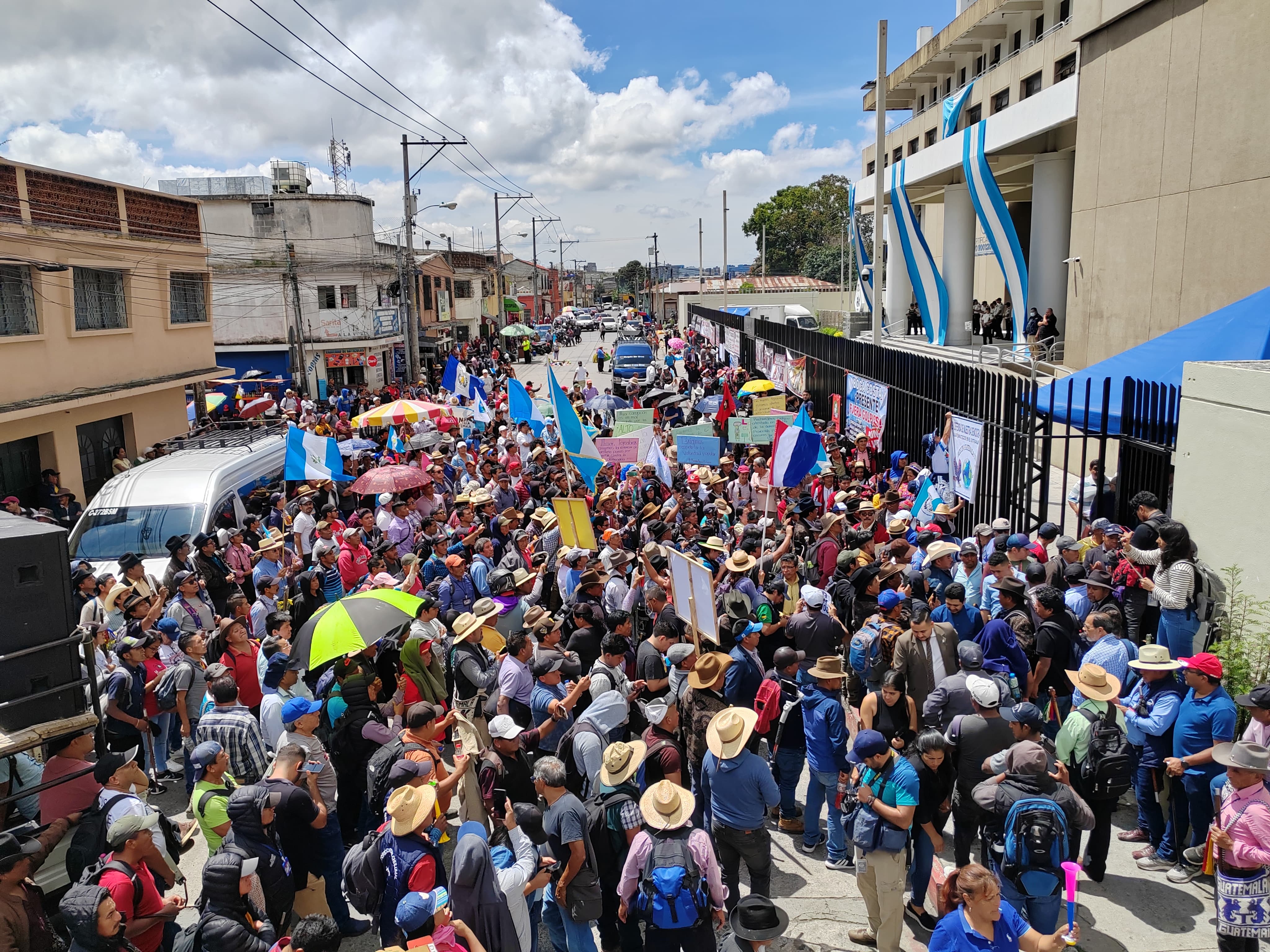 Bloqueos en Guatemala Frente al MP y en carreteras manifestantes piden