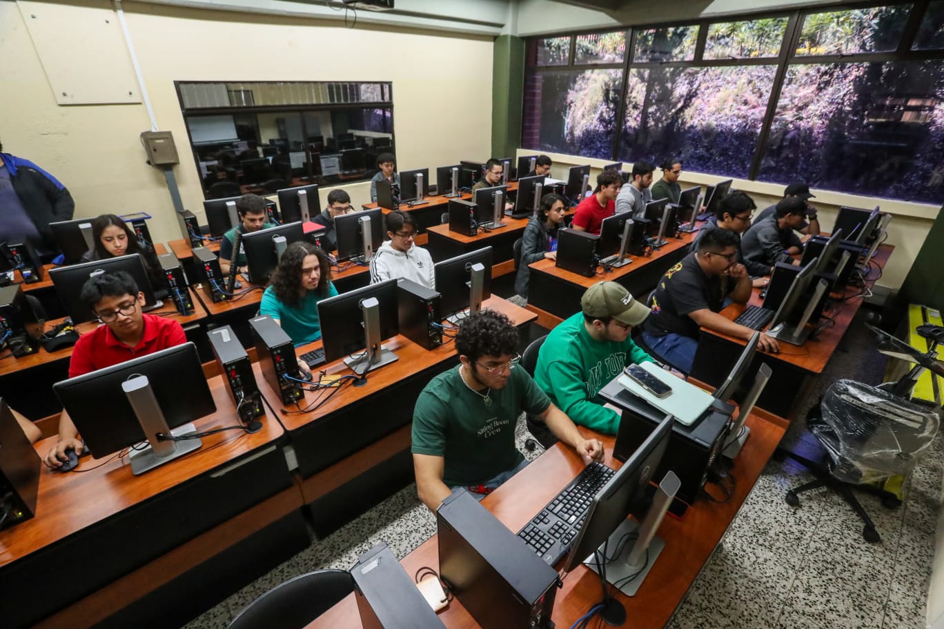 El número de profesionales requeridos en el ecosistema de la TI ha crecido y existe un aumento en la demanda, dado el déficit que se calcula entre 20 a 30 mil expertos. (Foto Prensa Libre: Juan Diego González)