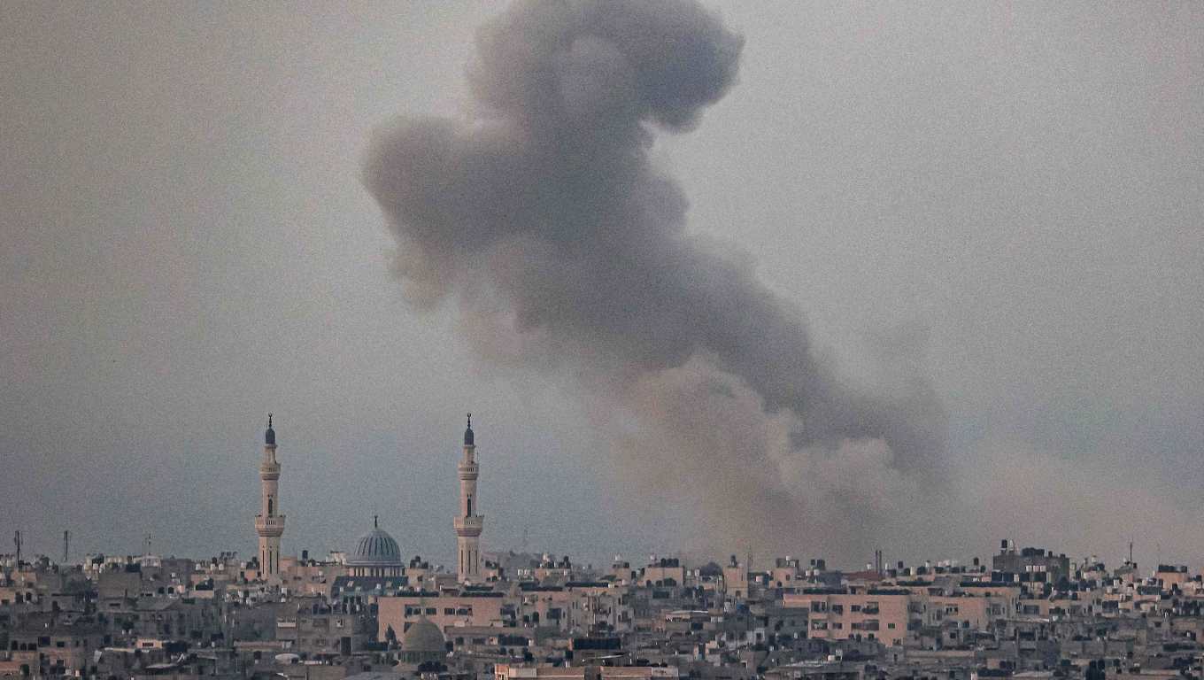  Una columna de humo se eleva después del bombardeo israelí en Rafah, en el sur de la Franja de Gaza, en medio de las batallas en curso entre Israel y el grupo palestino Hamás. (Foto Prensa Libre: AFP)
