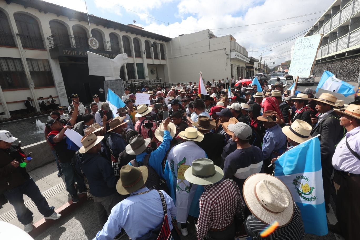 Fotos: Así transcurre el décimo día de bloqueos en el departamento de Guatemala este 11 de octubre de 2023'