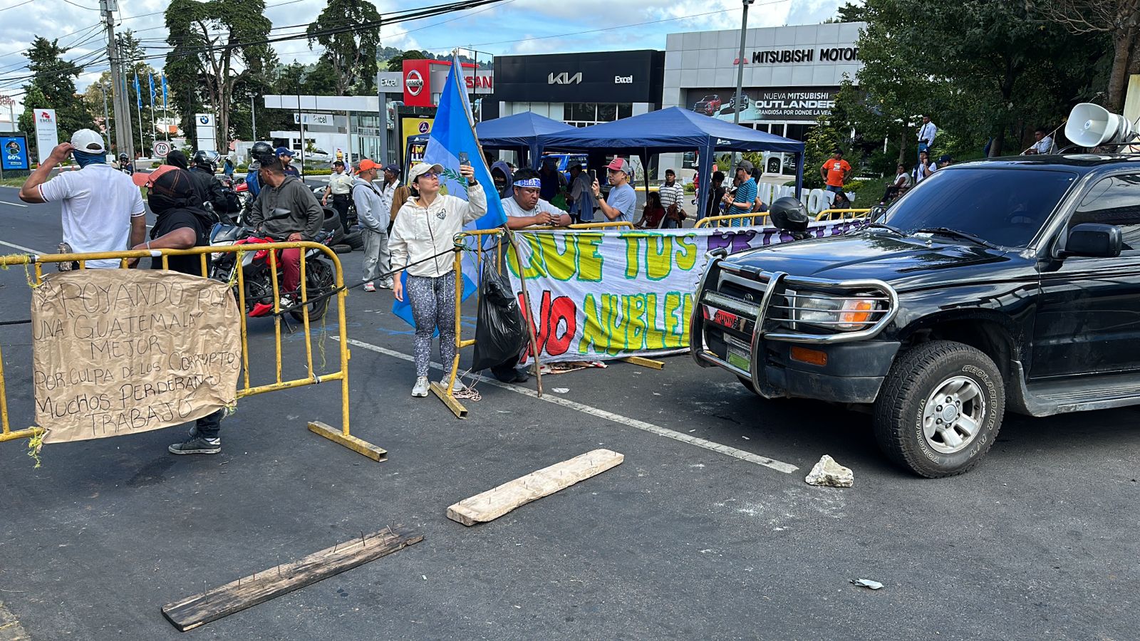 Continúan los bloqueos en Carretera a El Salvador